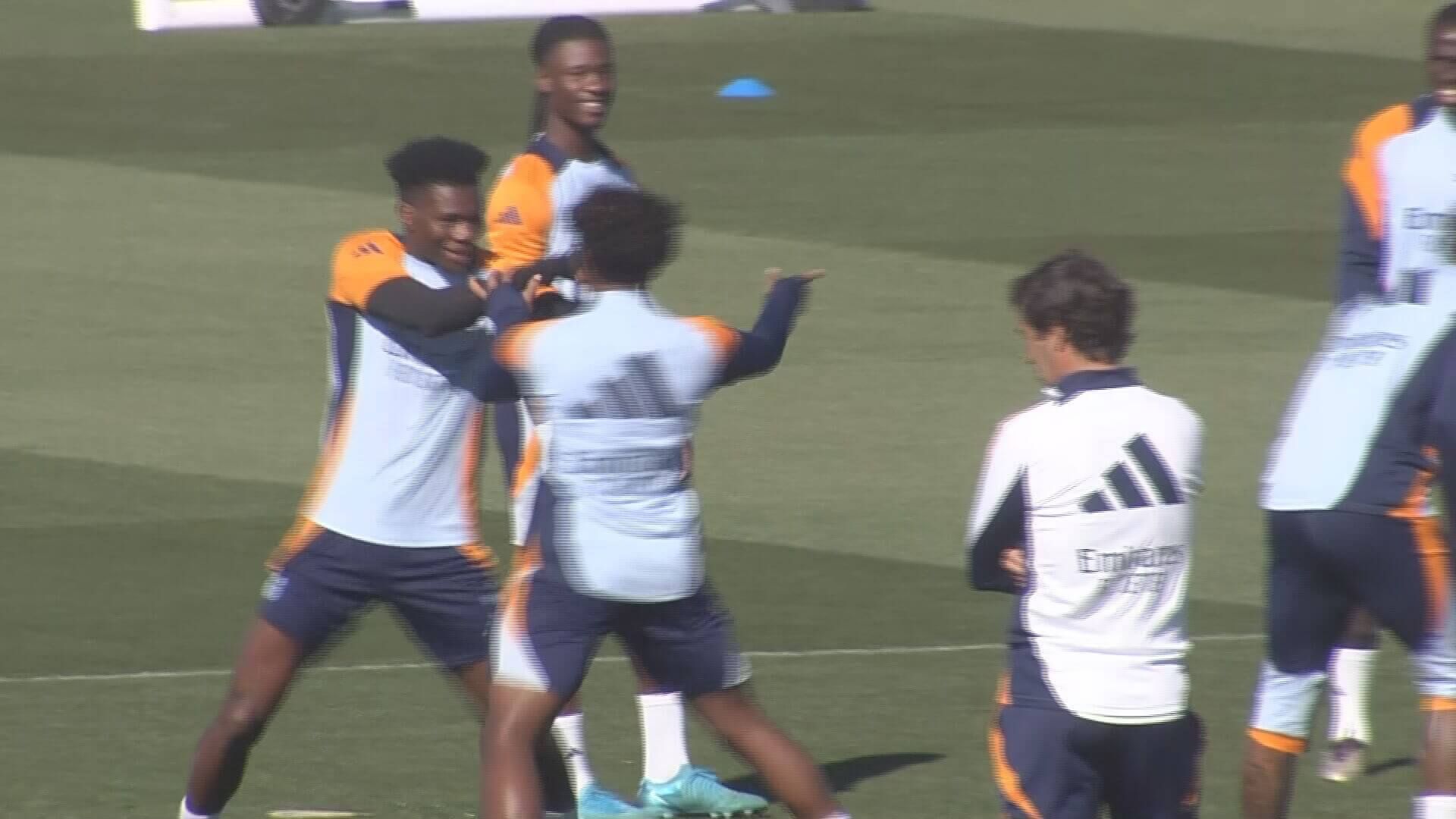  Endrick y Tchouaméni y su disputa por ver quién se pone en el medio en el rondo (ElDesmarque)