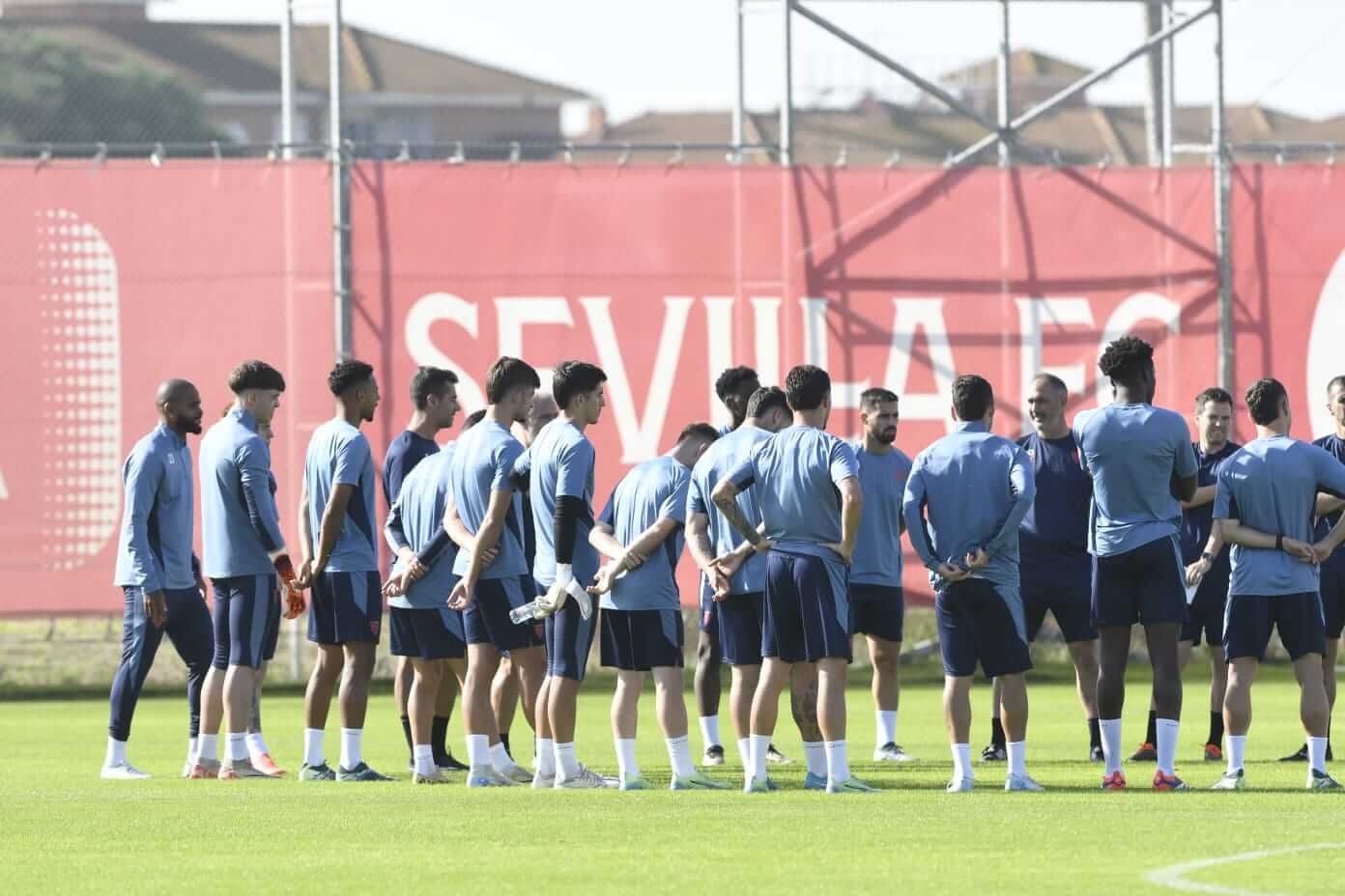  Charla a los futbolistas en el entrenamiento del Sevilla.