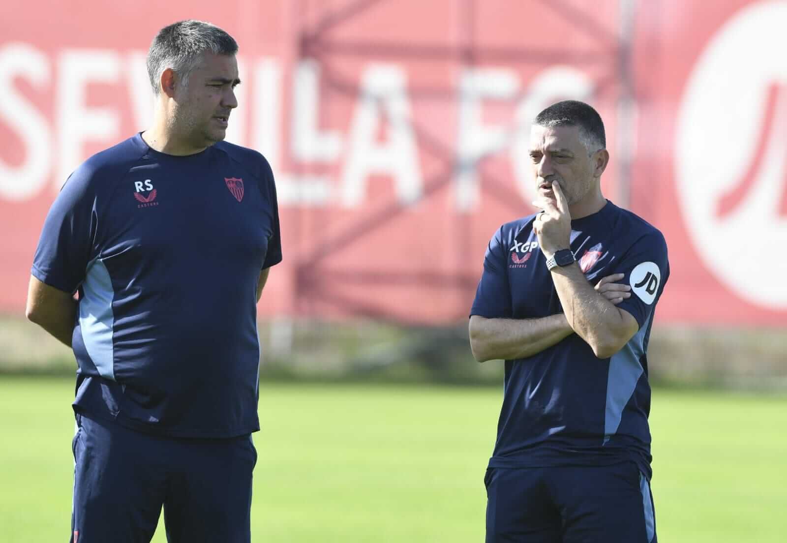  García Pimienta, pensativo en el entrenamiento del Sevilla.
