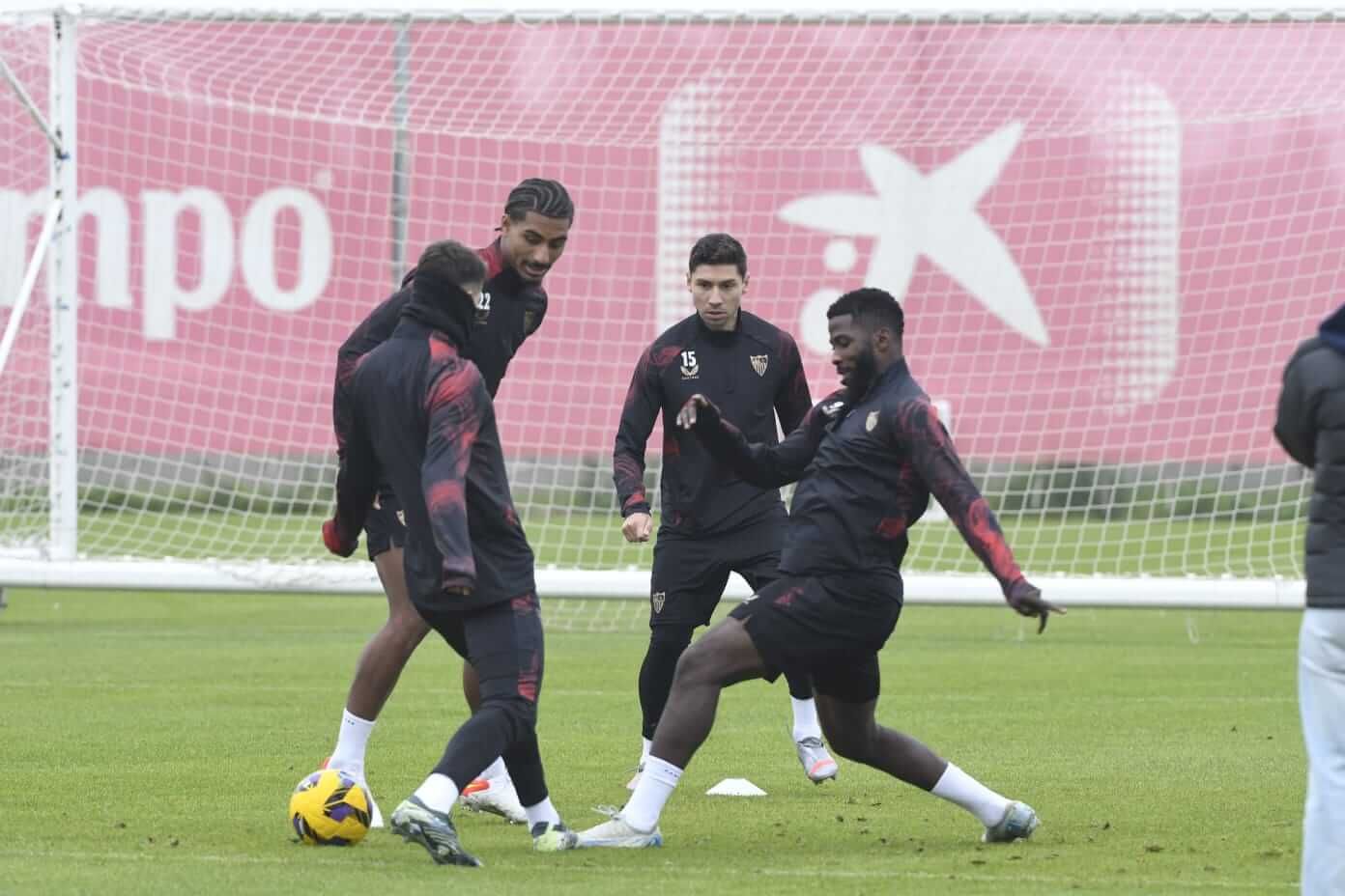  Badé, Montiel e Iheanacho, en el entrenamiento de este viernes.