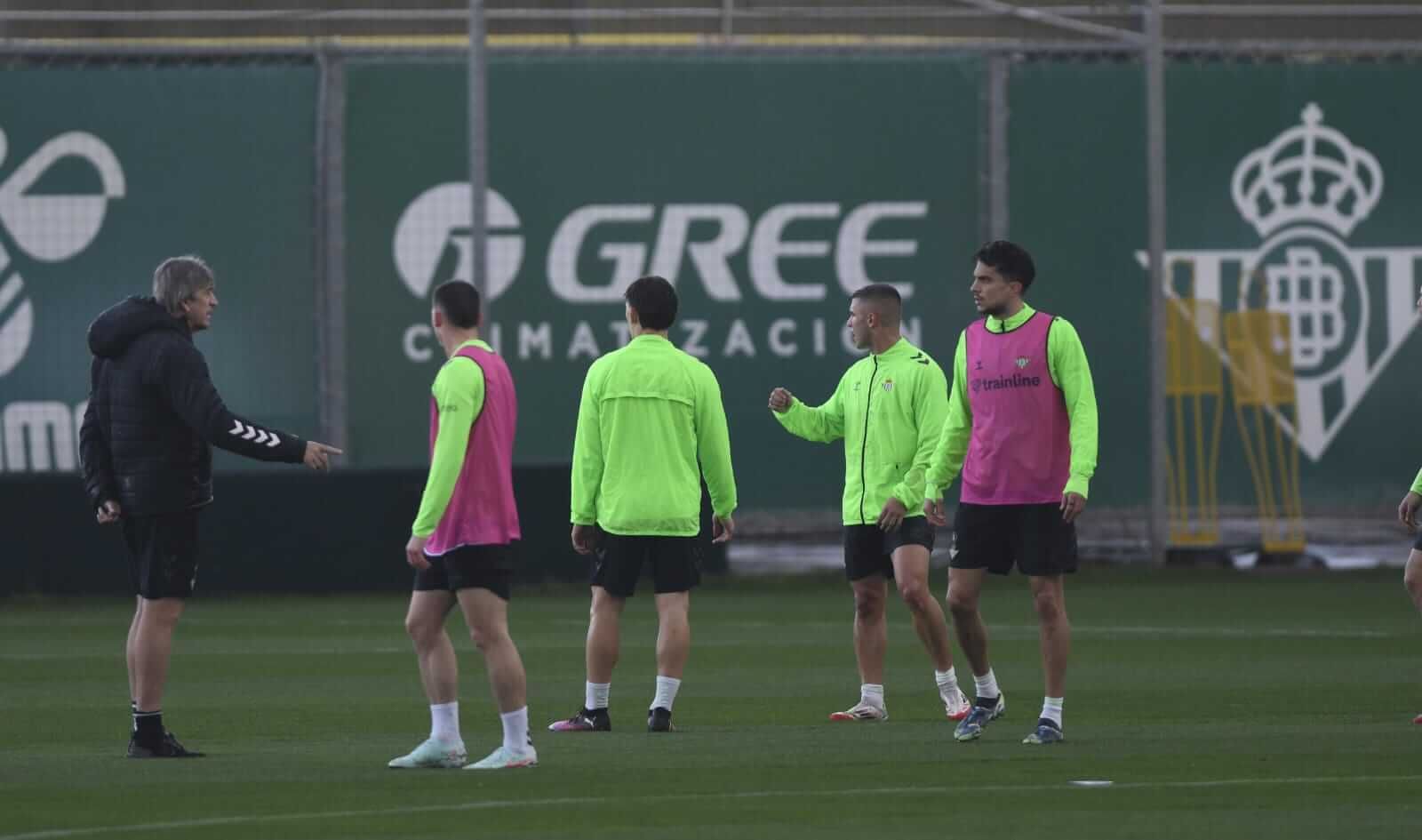 Manuel Pellegrini se dirige a Pablo García en el entrenamiento.