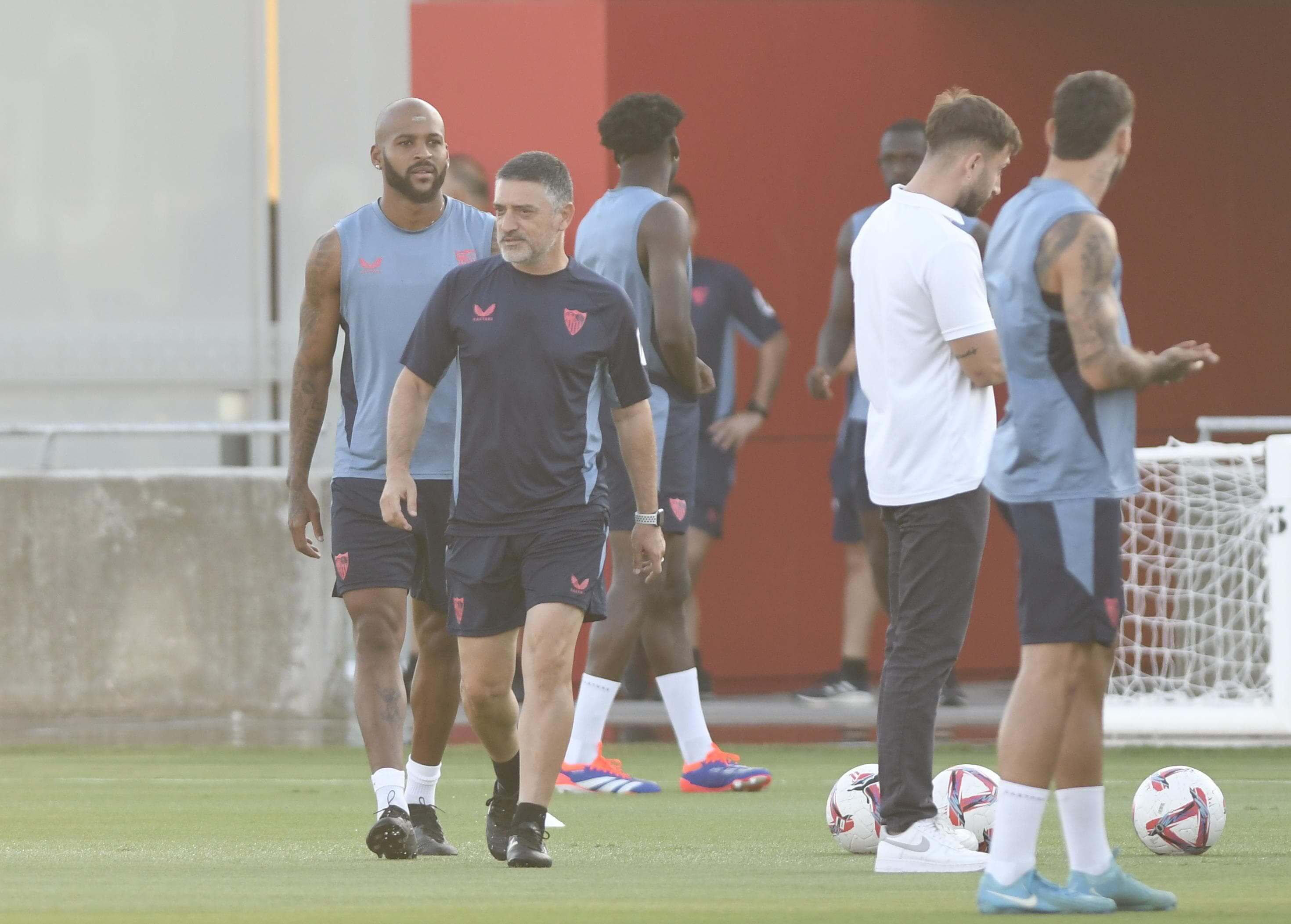  García Pimienta y Marcao, en un entrenamiento del Sevilla.