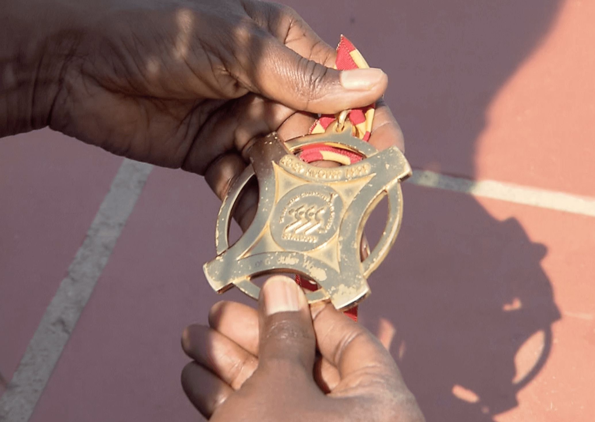 Niurka Montalvo muestra la medalla lograda en Sevilla 99