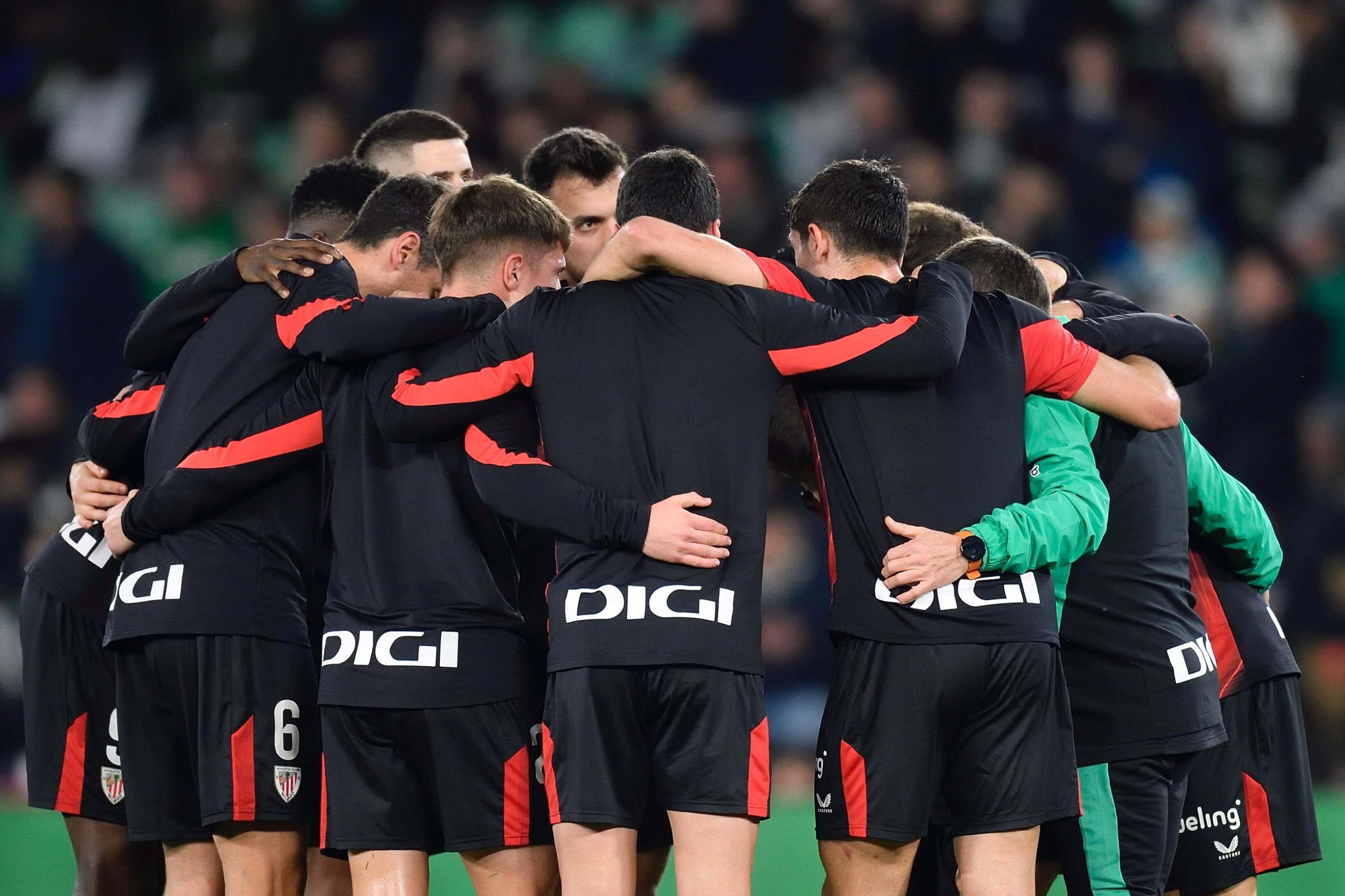  Piña de los Leones previa a jugar ante el Real Betis este domingo en el Villamarín.