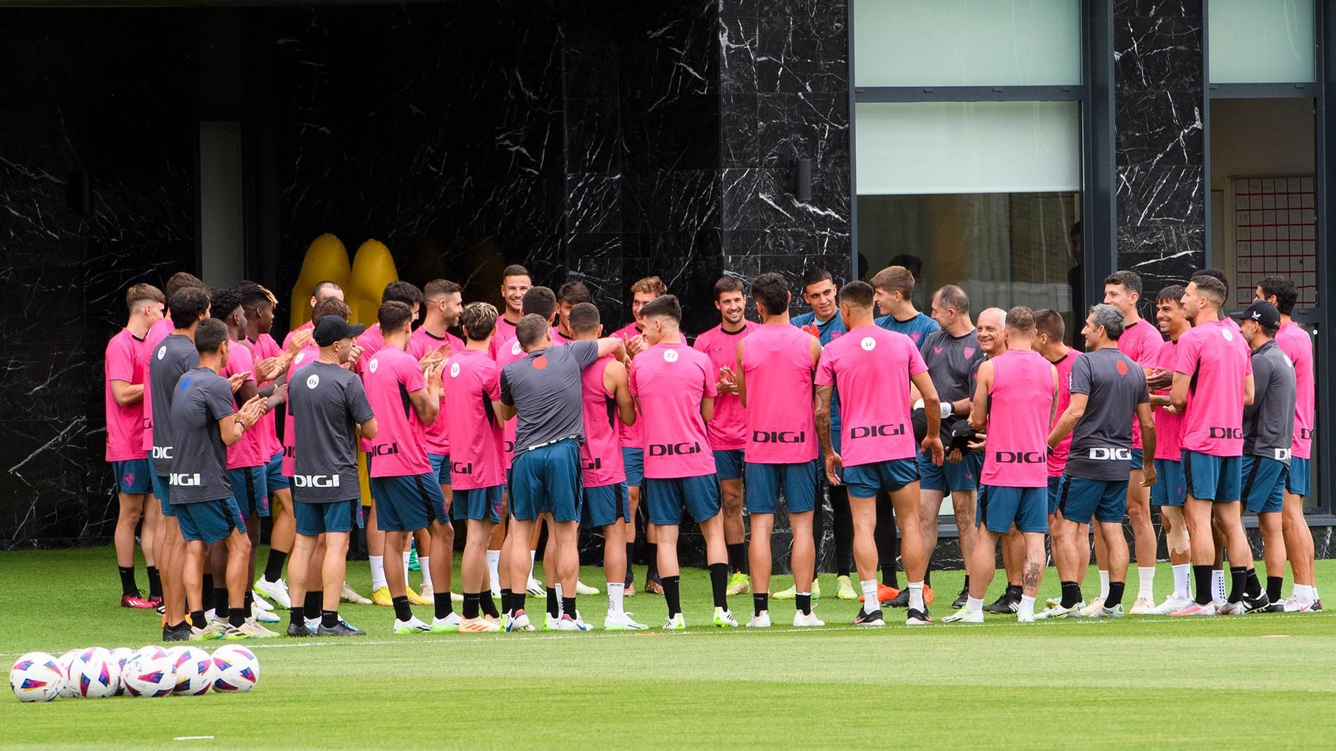  Las leones escuchan a Ernesto Valverde en una pretemporada en Lezama.