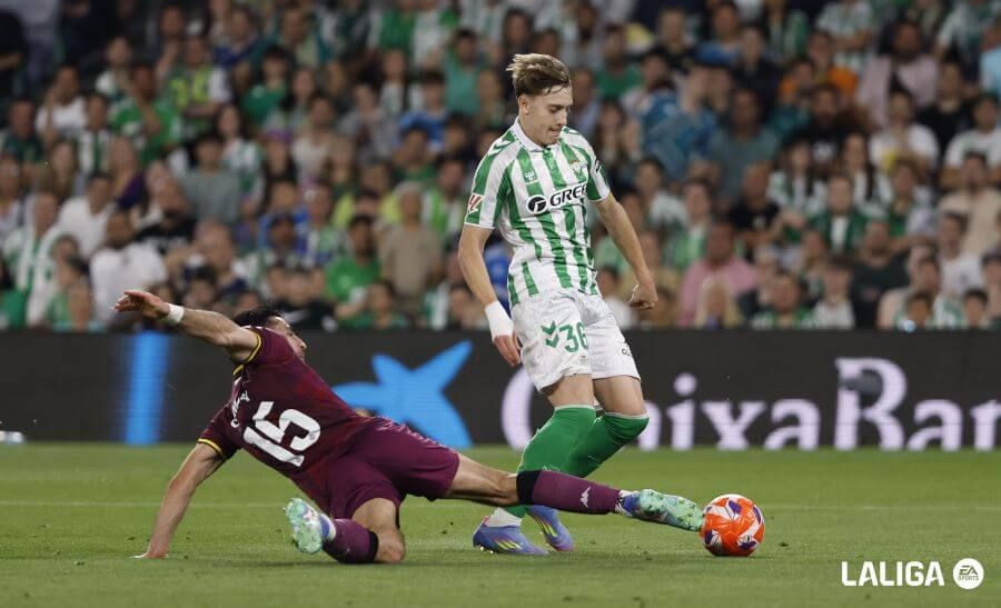  Eray Cömert realiza una entrada a Jesús Rodríguez (FOTO: LALIGA)