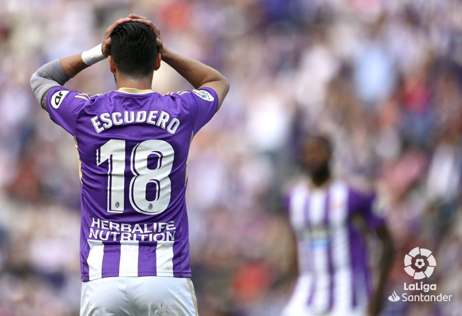 Escudero se lleva las manos a la cabeza por la decisión de Ortiz Arias de anular su gol al Sevilla