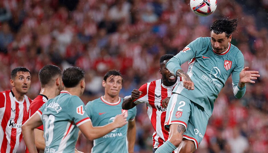  Giménez despejando un balón en el Athletic-Atlético.