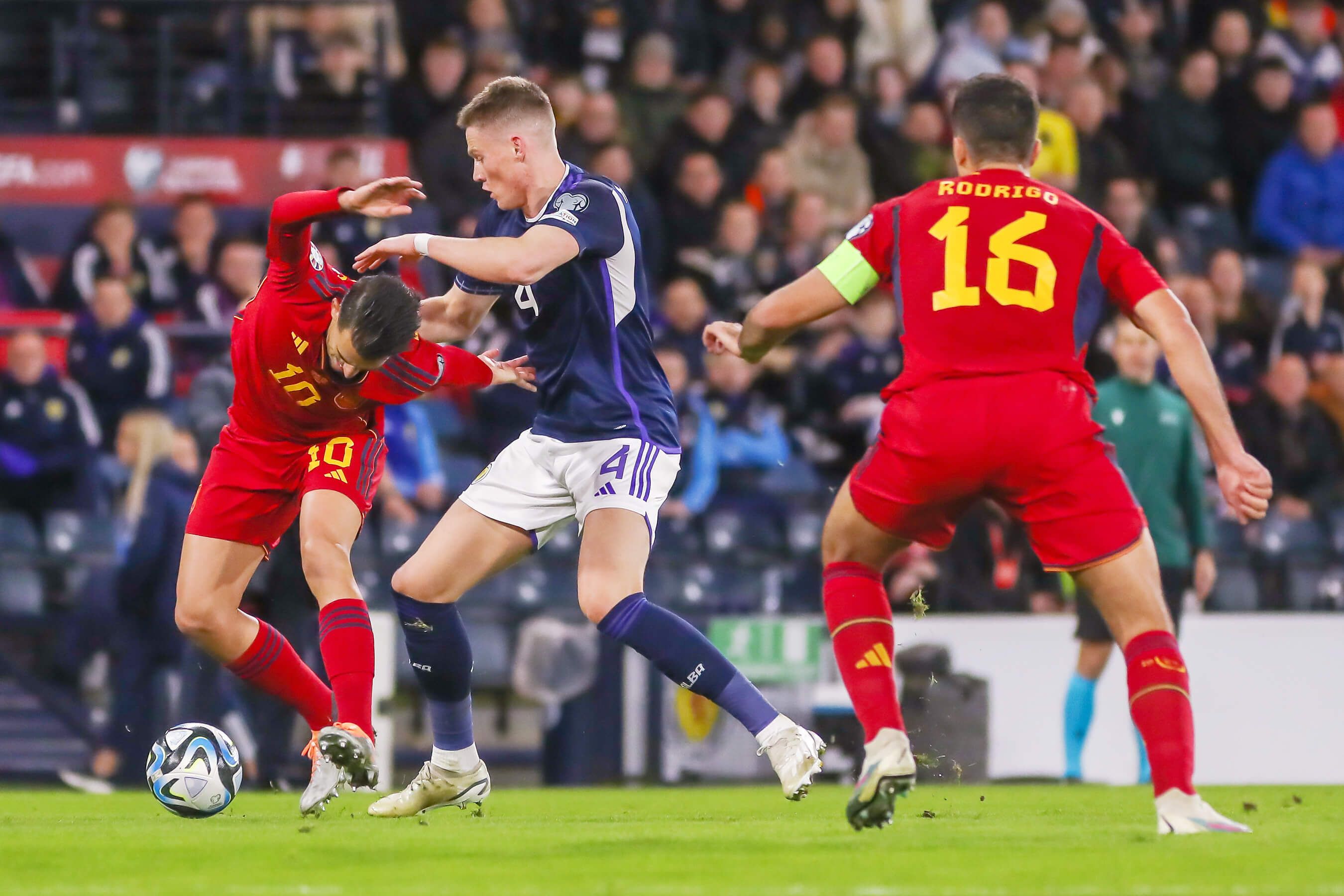 McTominay en un partido contra España (Europa Press)