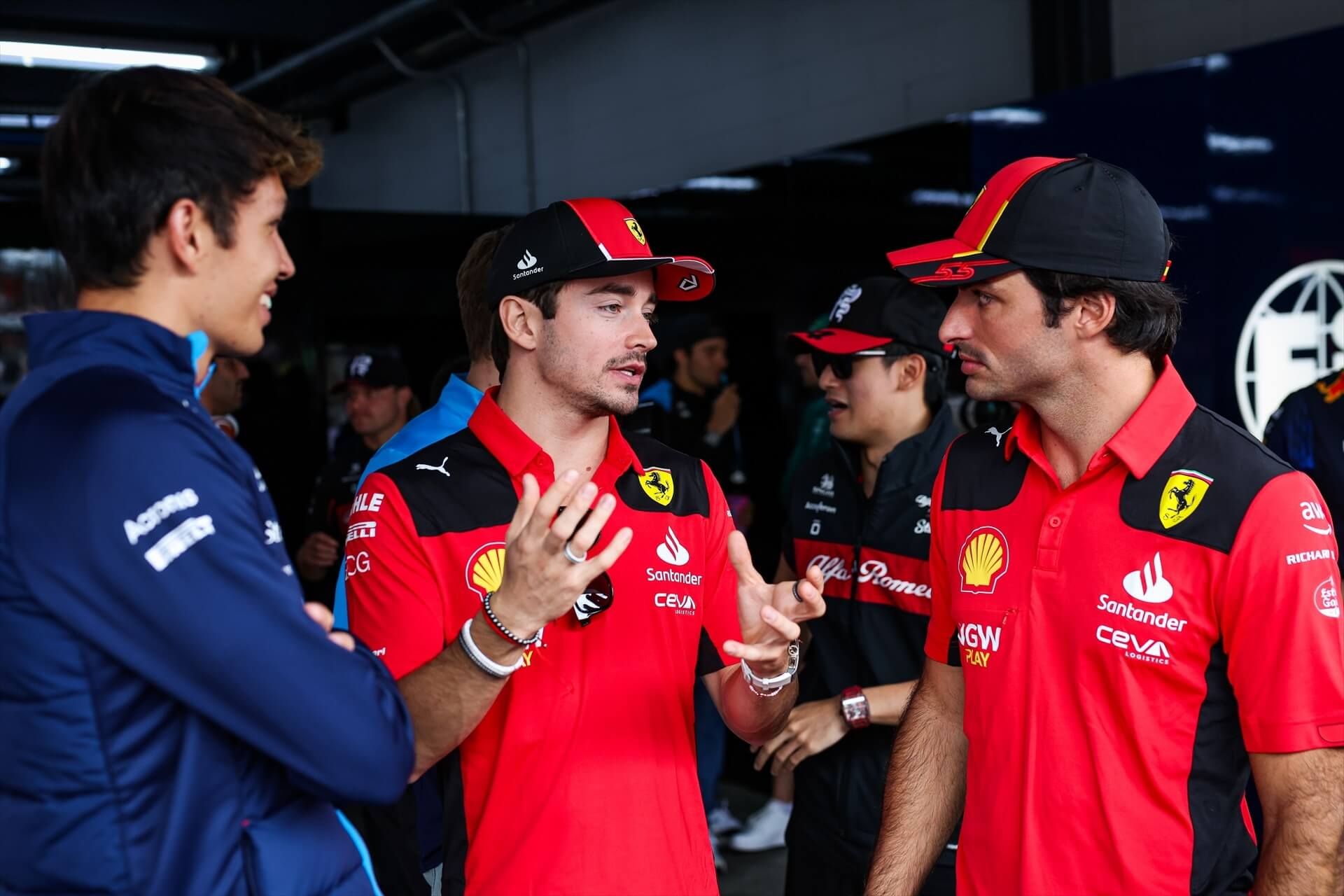 Carlos Sainz charla con Álex Albon y Charles Leclerc (Europa Press)