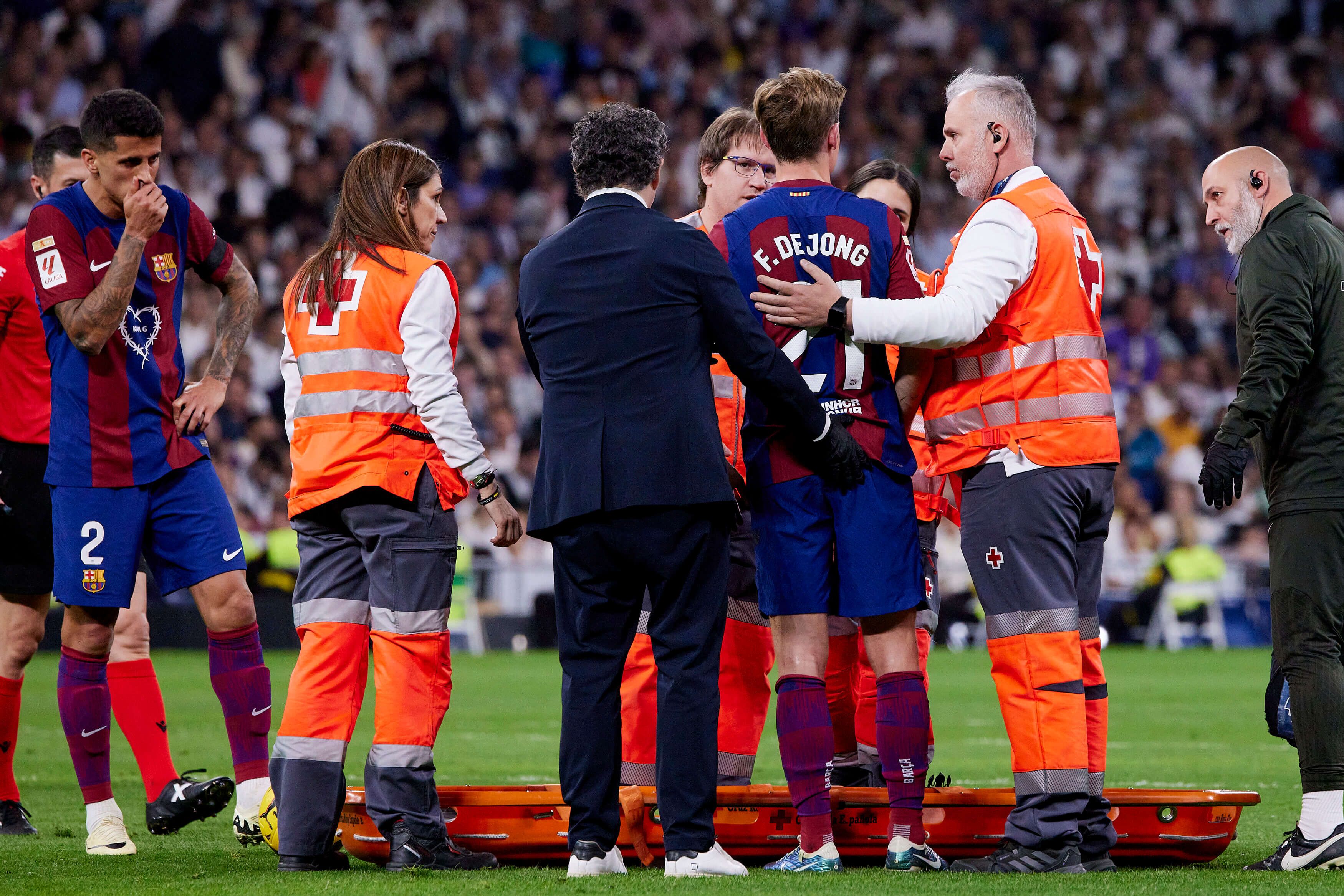 Frenkie De Jong marchándose en camilla del partido ante el Real Madrid (Europa Press)