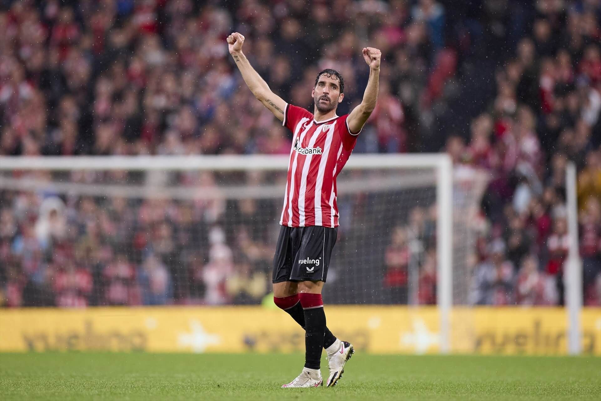  Gesto de Raúl García, en su despedida de San Mamés y del Athletic Club.