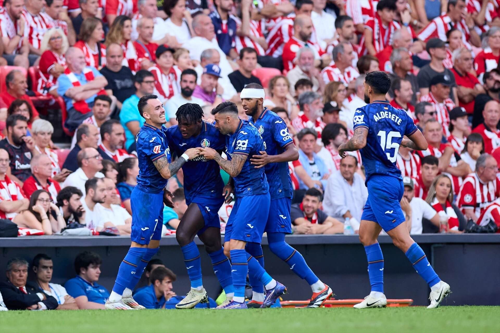 Los jugadores del Getafe celebran el gol de Chrisantus Uche en San Mamés
