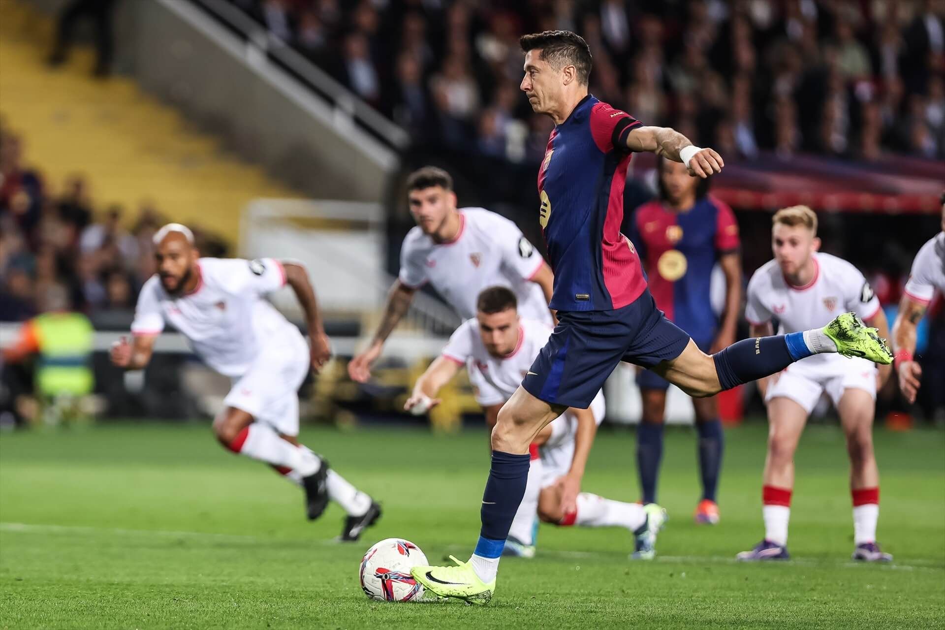  Robert Lewandowski disparando el penalti ante el Sevilla