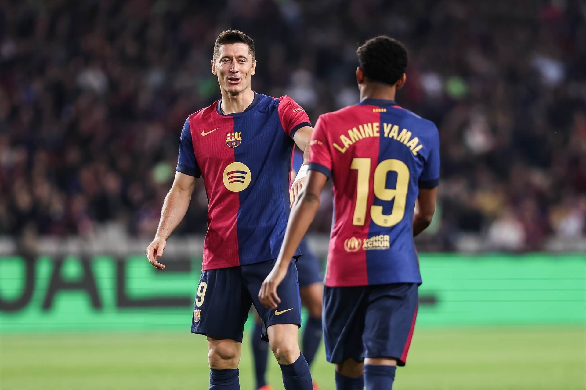 Robert Lewandowski y Lamine Yamal celebrando un gol ante el Sevilla