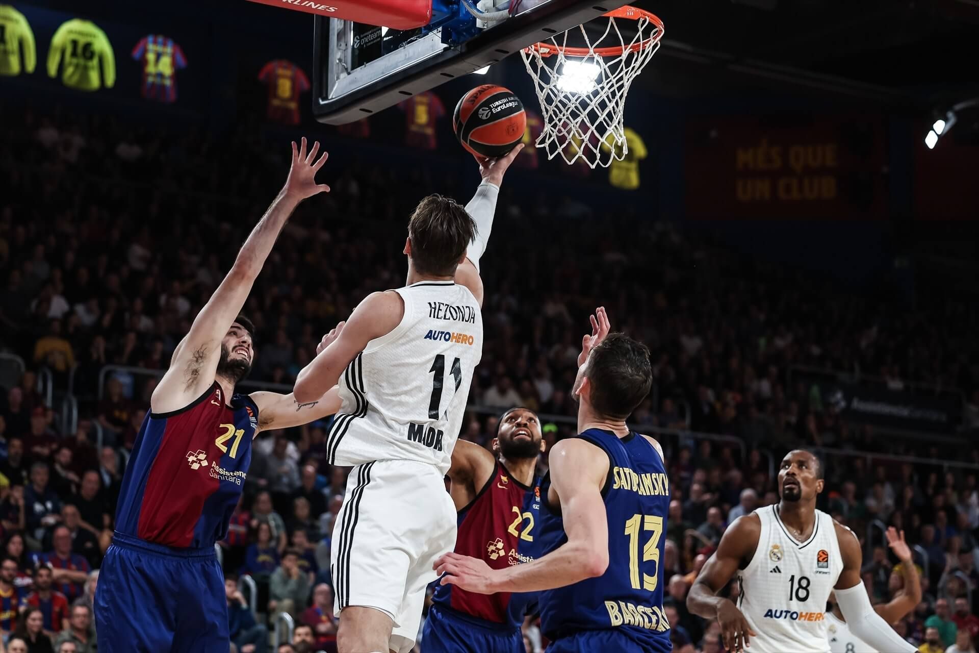  Mario Hezonja en el Barça - Real Madrid de la Euroliga