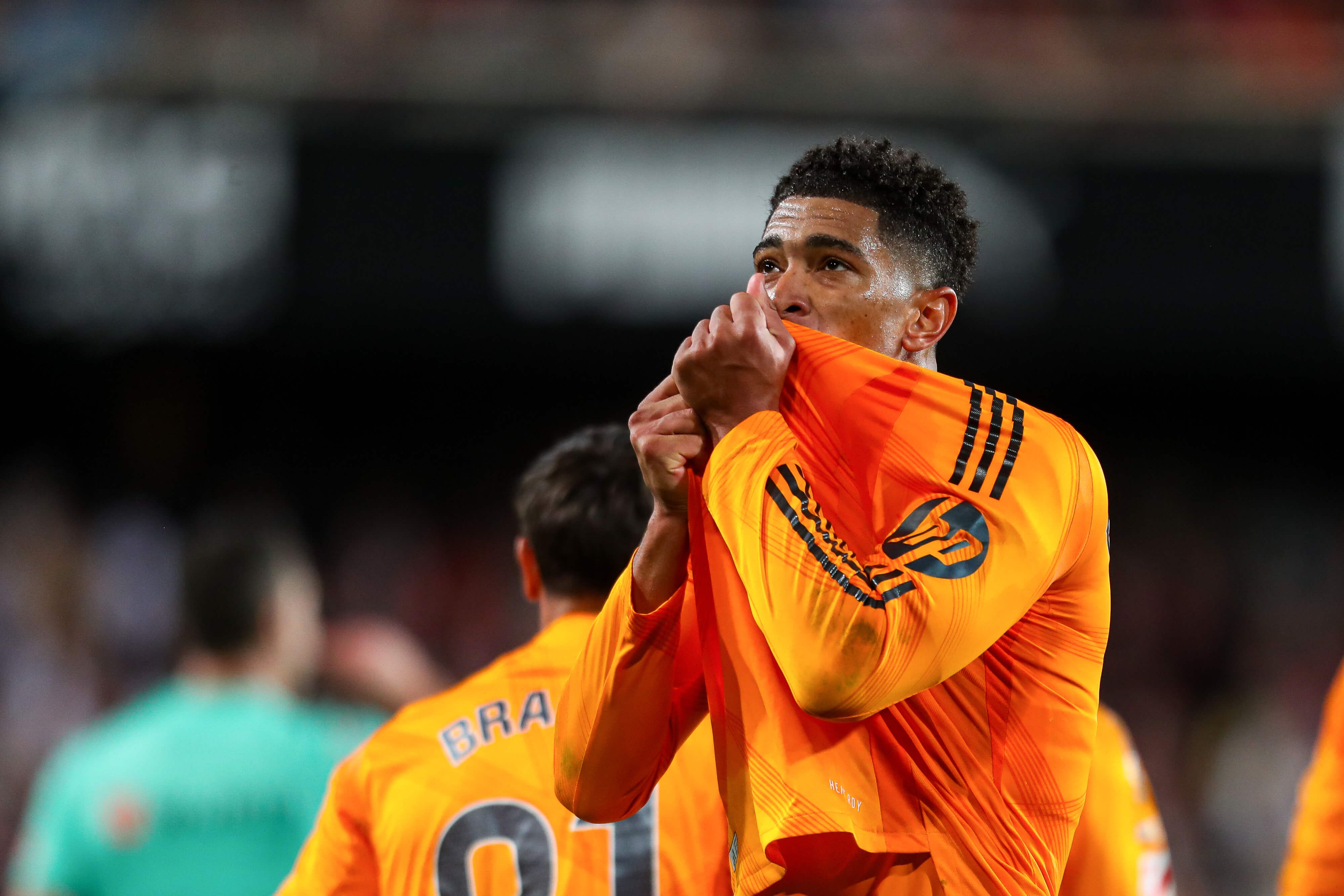  Jude Bellingham besando el escudo del Real Madrid (Europa Press)