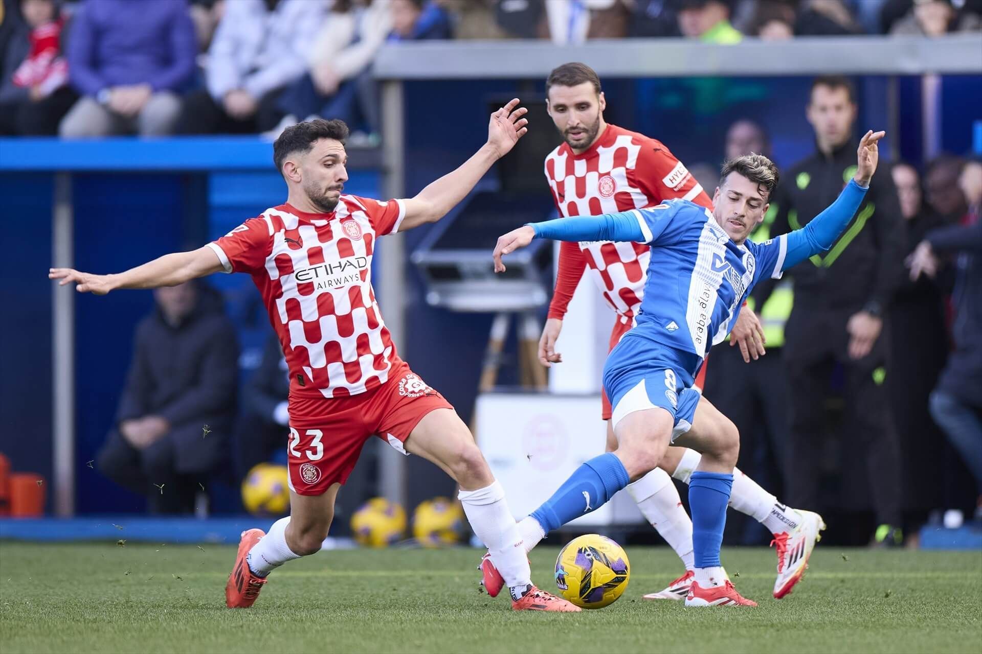Iván Martín y Antonio Blanco peleando un balón en el Alavés-Girona.
