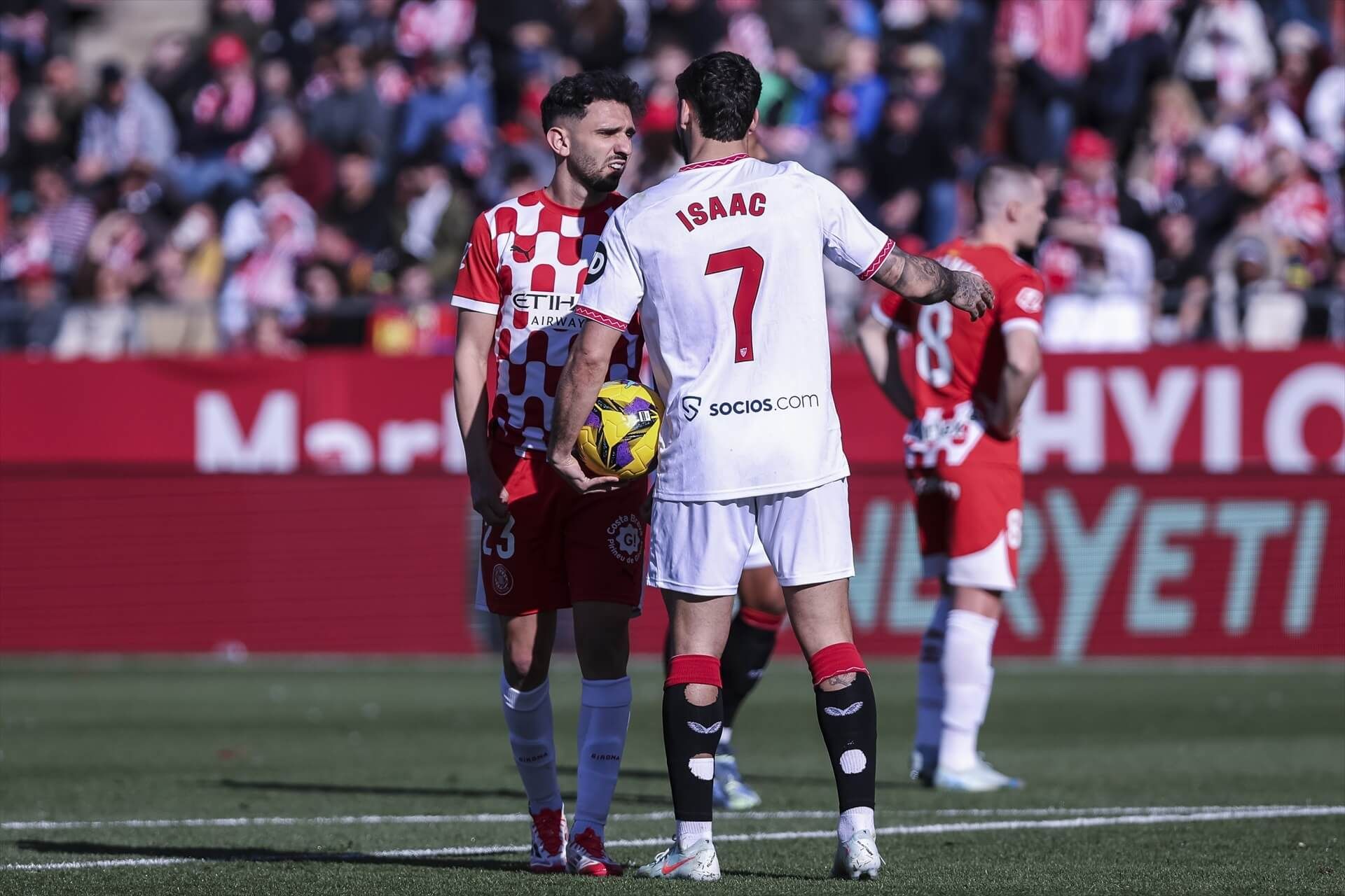  Isaac Romero coge la pelota para chutar el penalti en el Girona-Sevilla