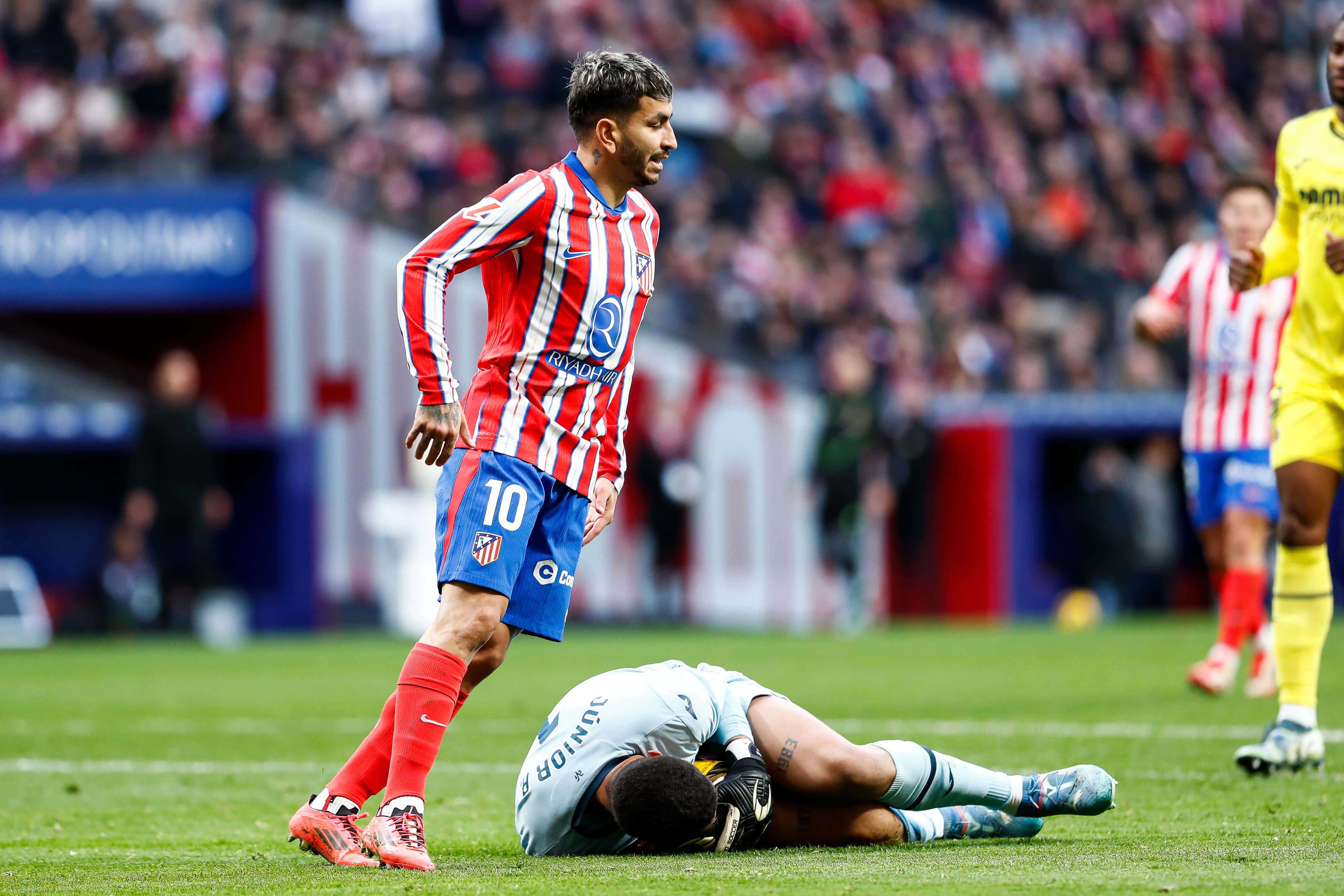  Luiz Junior parando una ocasión de Correa (Europa Press)