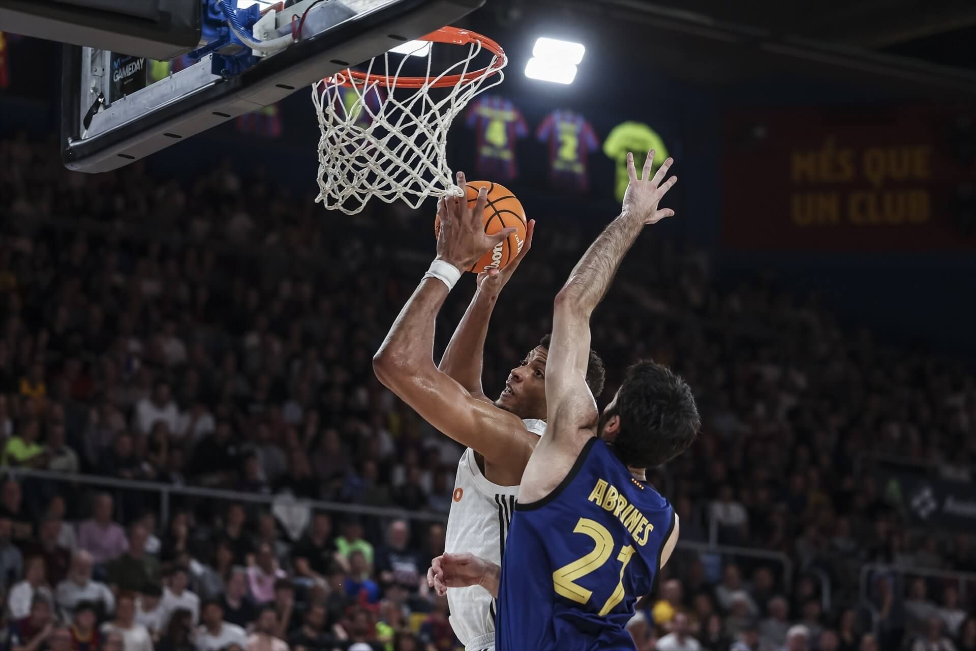  Eddy Tavares y Alex Abrines en el Clásico de la Liga Endesa