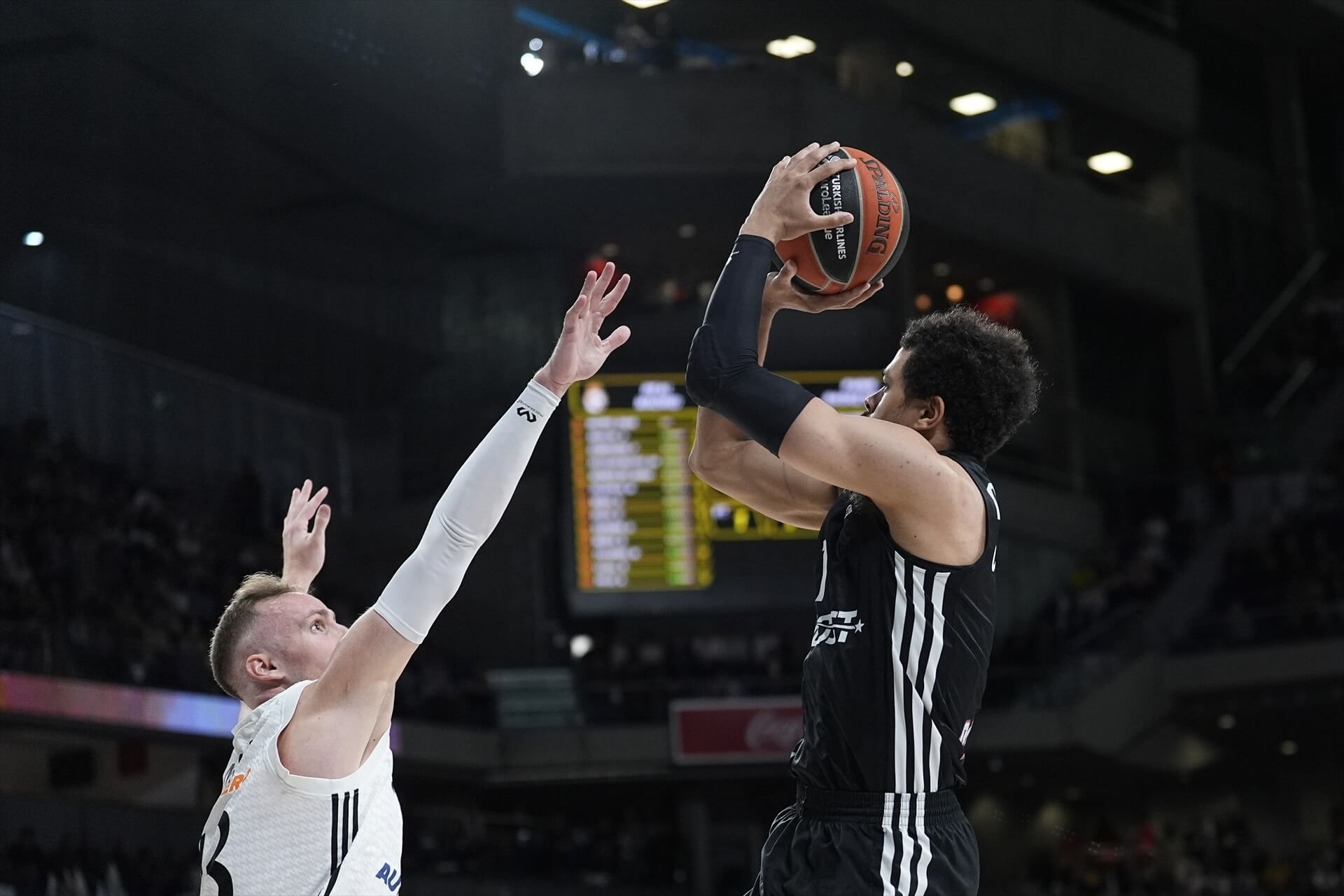  Collin Malcolm en el partido ante el Real Madrid en play in