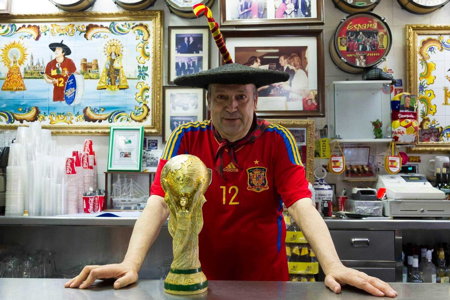  Manolo el del Bombo, en su bar y museo en Valencia (Cordon Press)