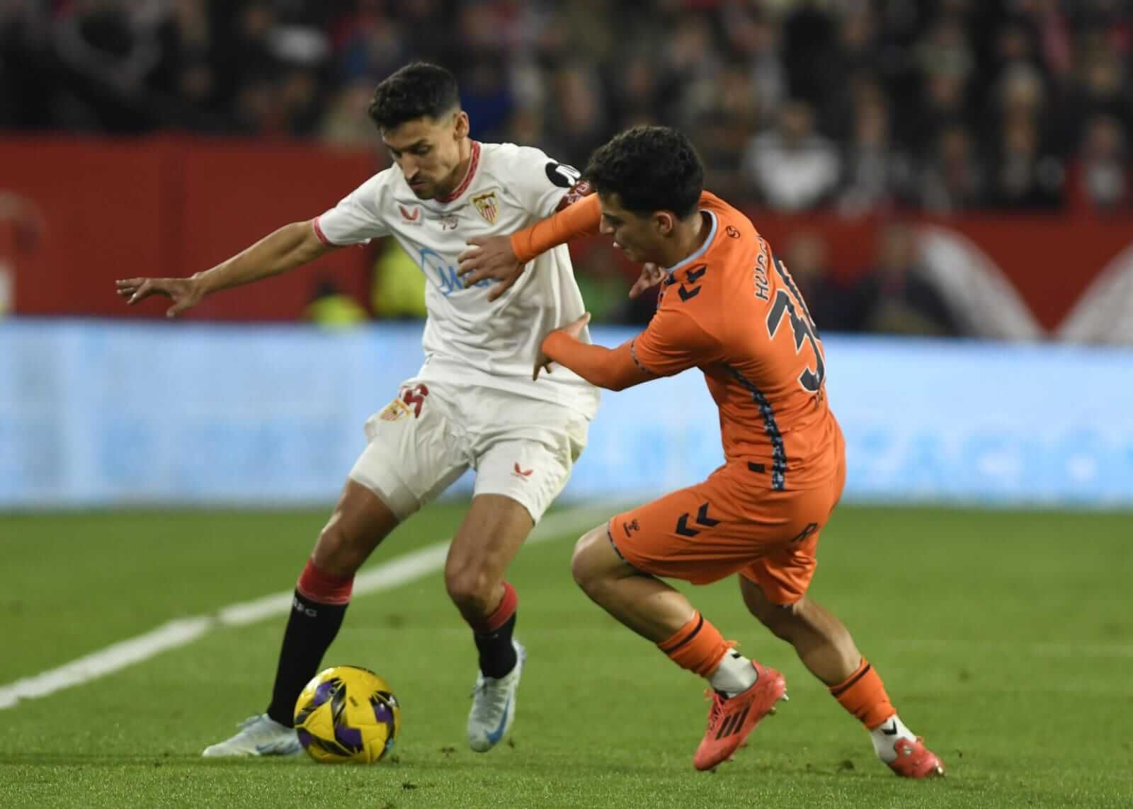  Jesús Navas, ante el Celta de Vigo.