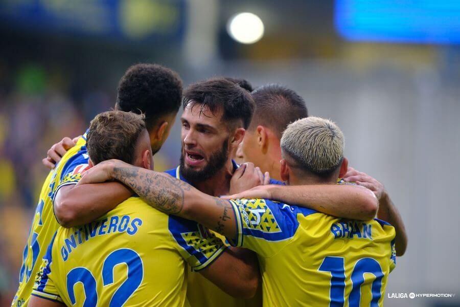 Los jugadores del Cádiz celebran uno de los goles ante el Málaga.