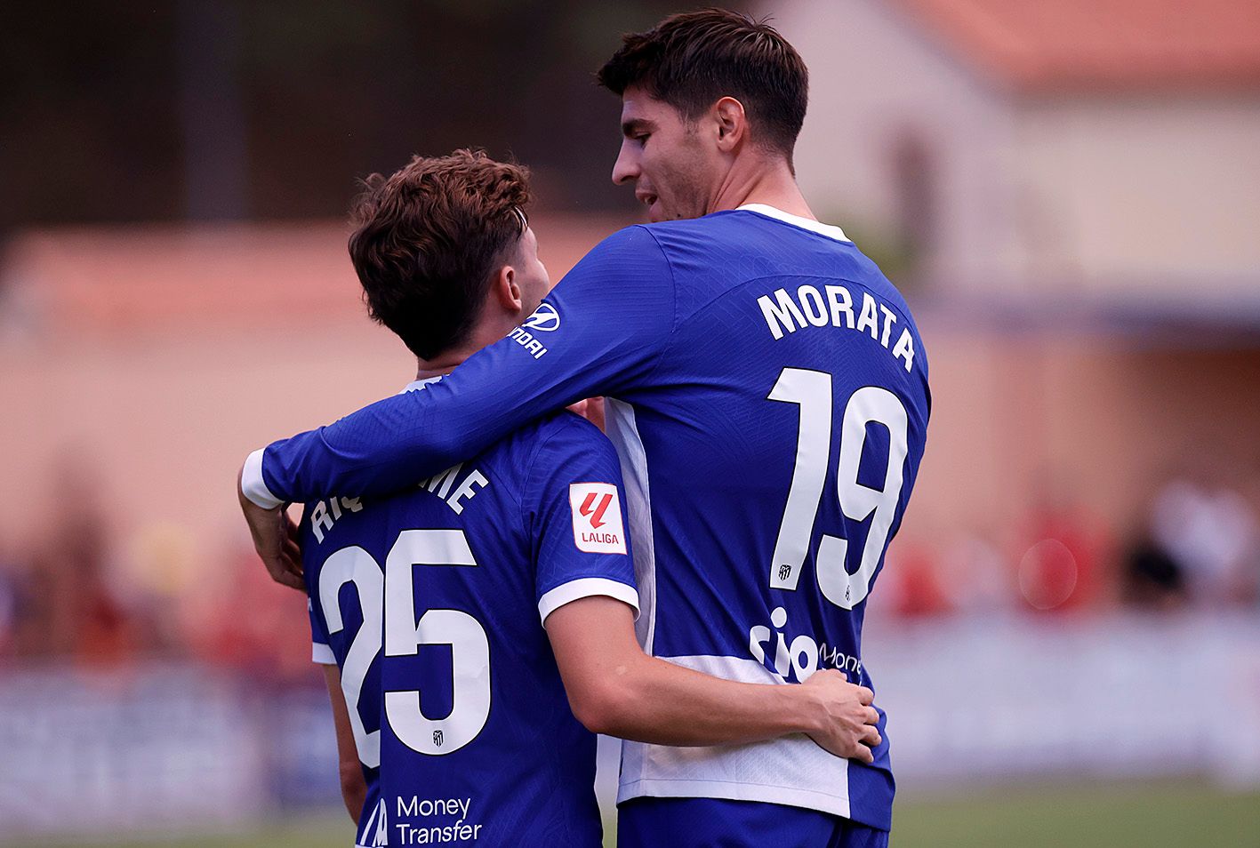 Riquelme y Morata celebran un gol en el amistoso ante el Numancia de pretemporada (Foto: ATM).