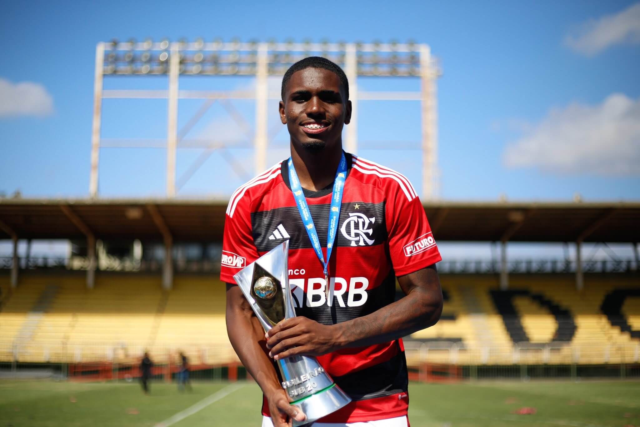 Evertton Araújo, con un trofeo en el Flamengo.