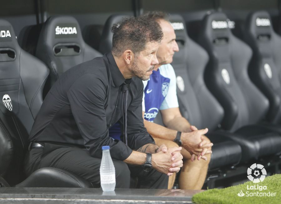 Simeone, en el banquillo de Mestalla.