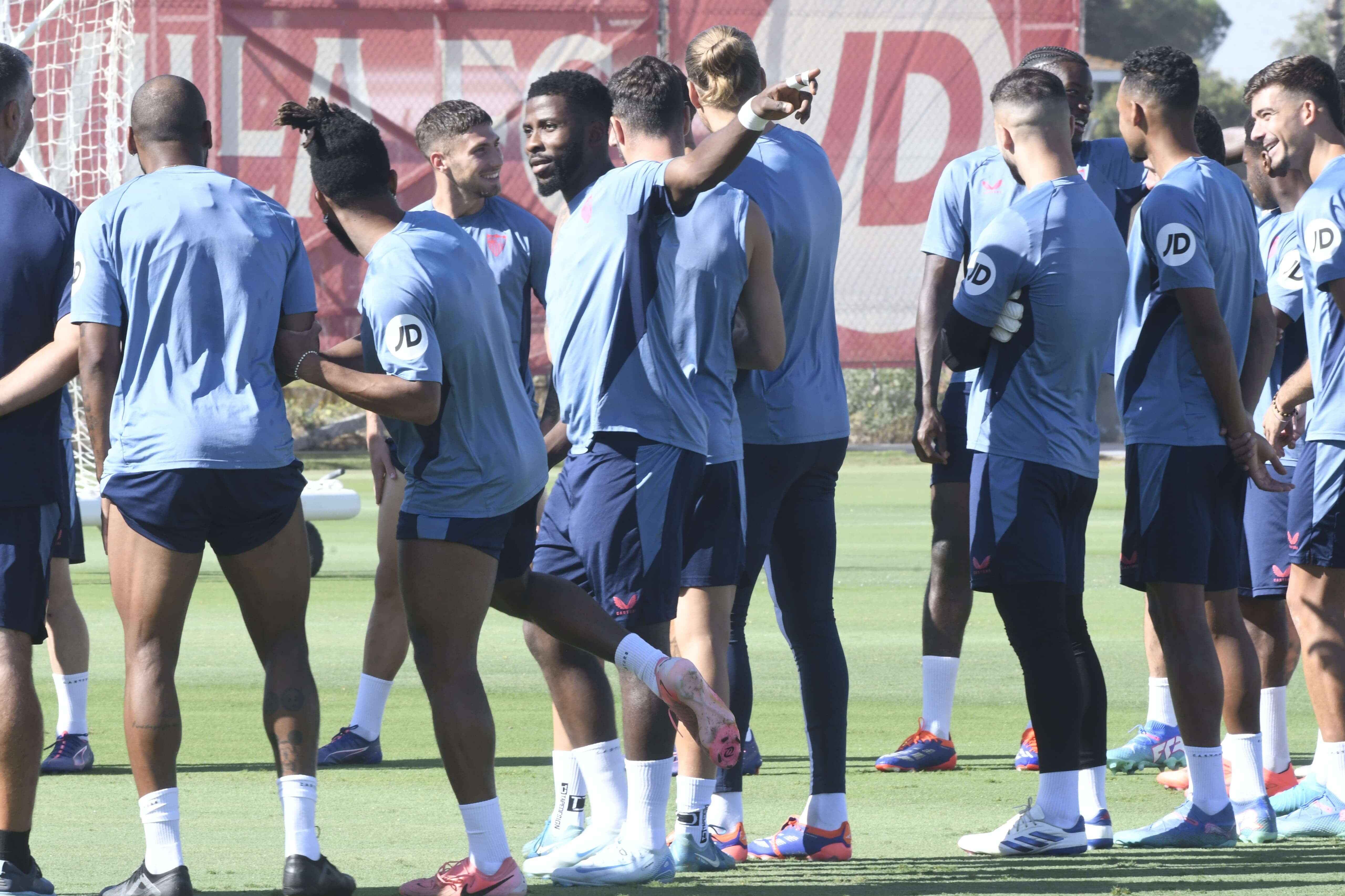  Iheanacho y su compatriota Ejuke, al comienzo de la sesión.