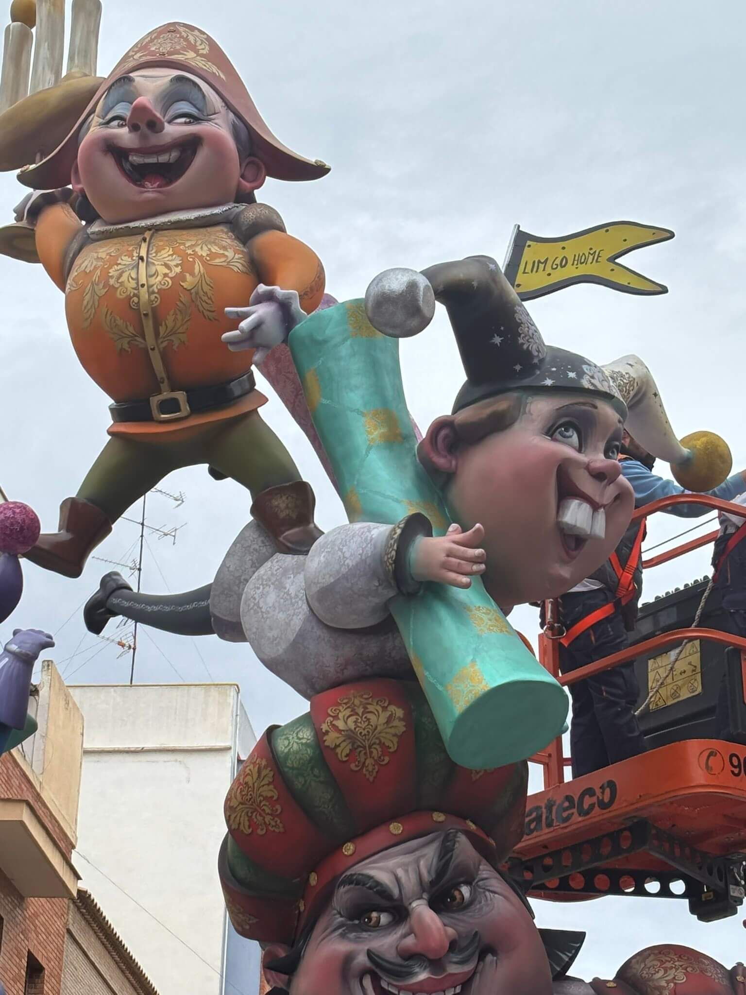 Falla Mistral-Murta. La artista Juane Cortell no se olvida de Peter Lim