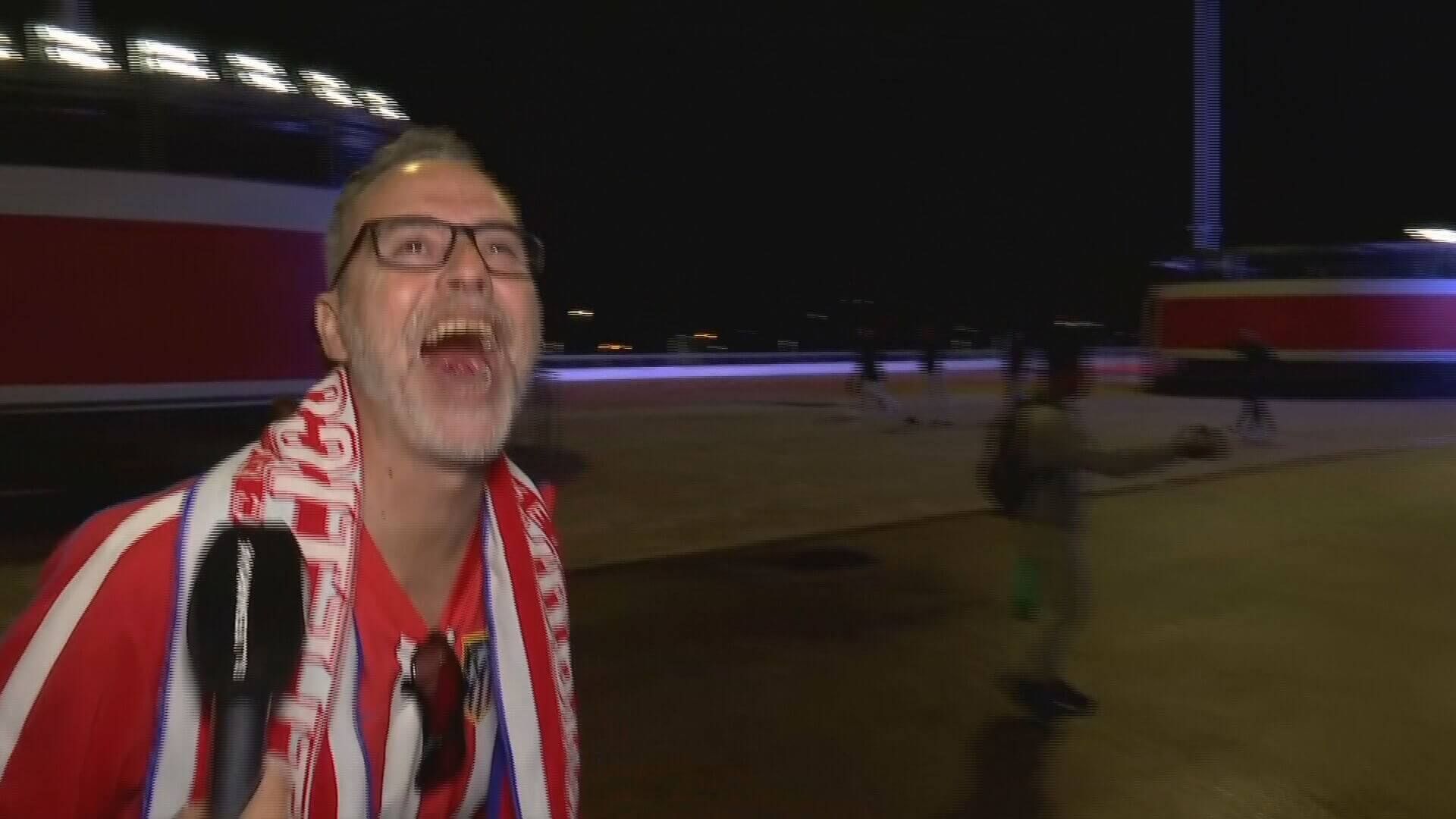 La alegría de un fan del Atleti cuando se entera fuera del campo que ha marcado Giménez