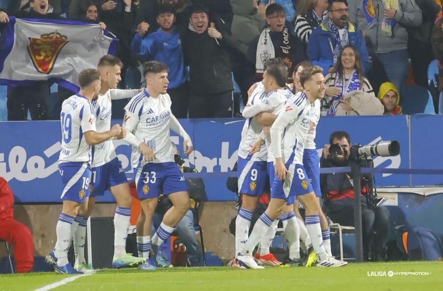  El Real Zaragoza festeja un gol al Granada.