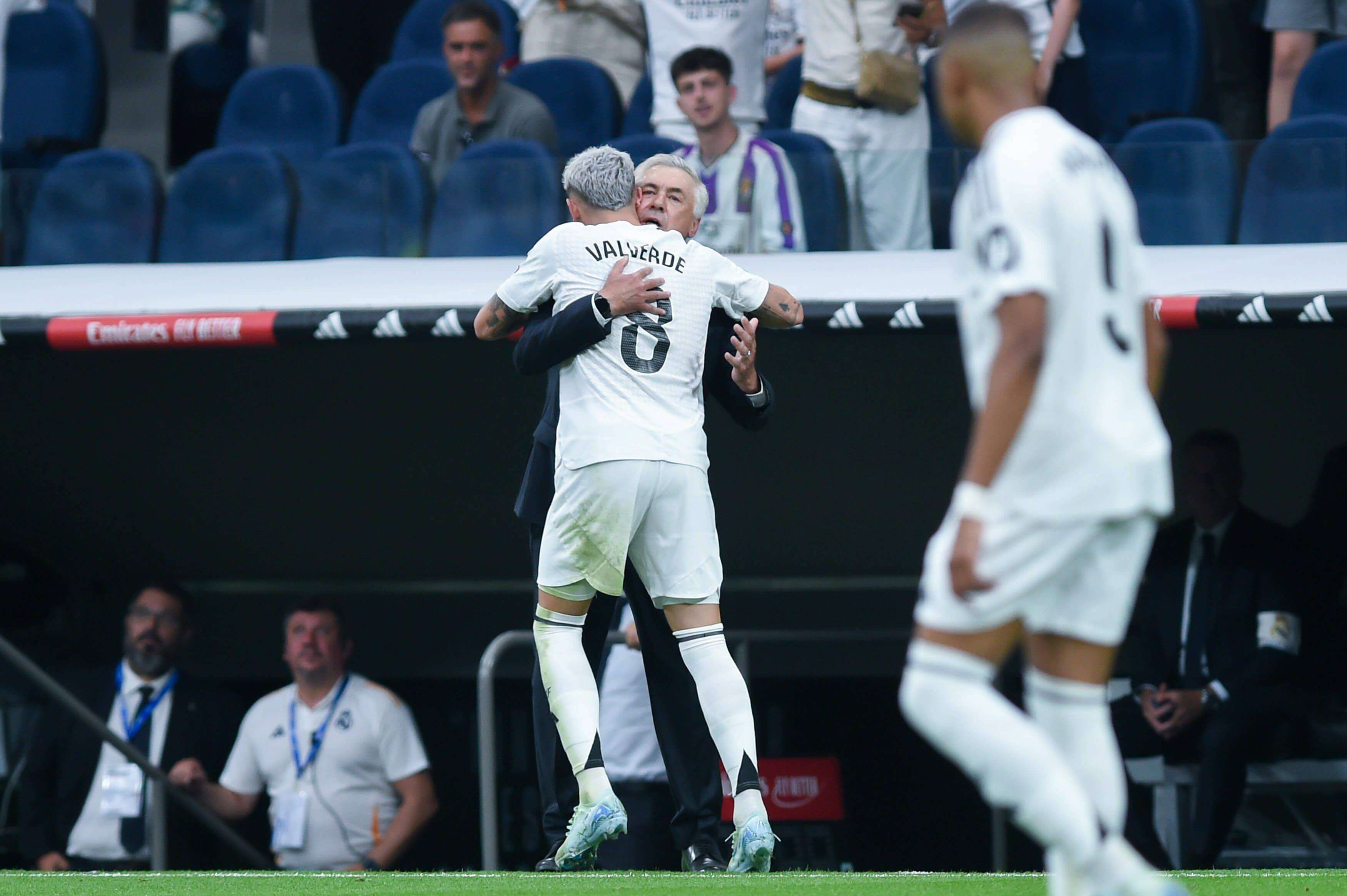 Fede Valverde celebra con Ancelotti su gol en el Real Madrid-Valladolid.
