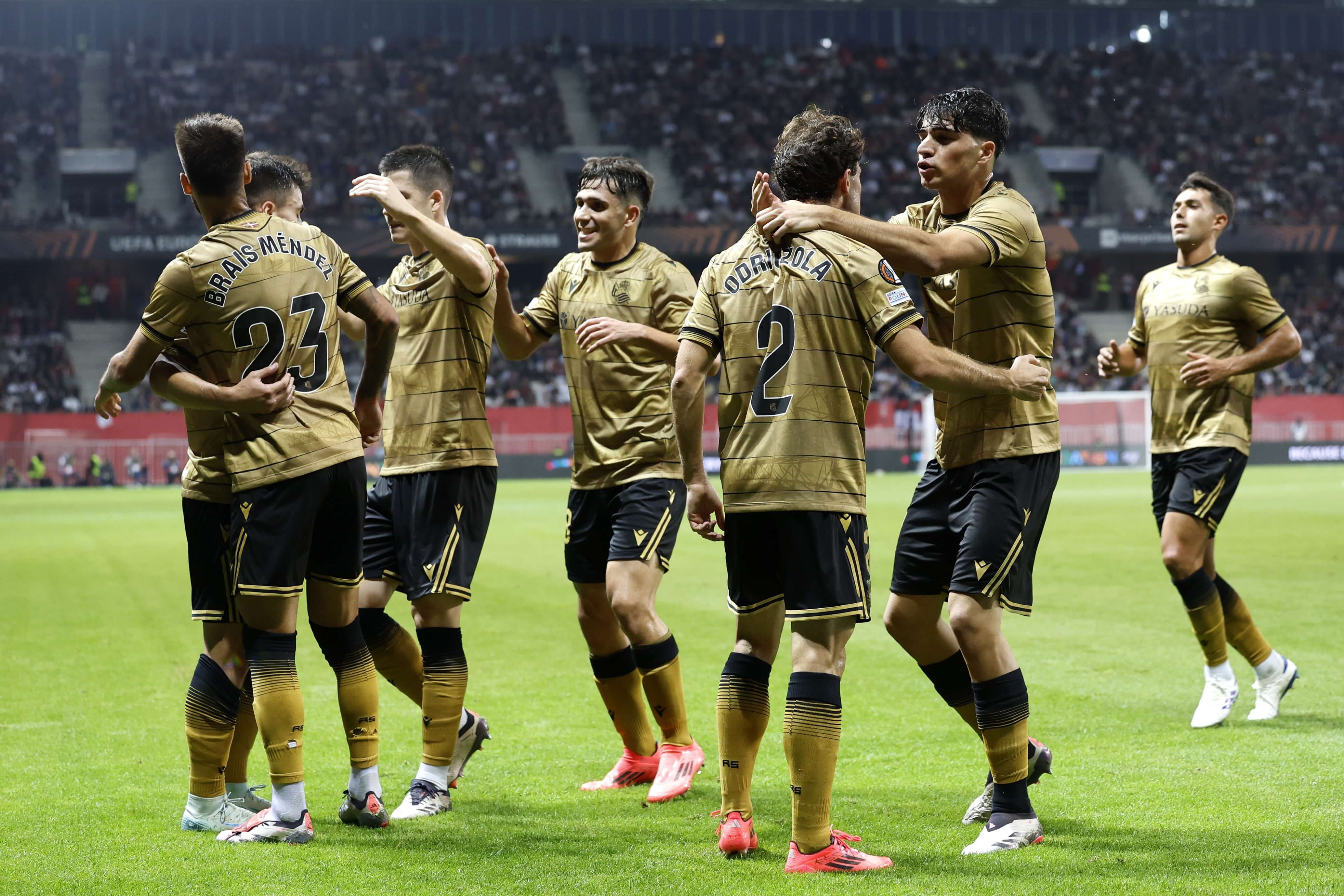  Los jugadores de la Real Sociedad celebran el gol de Barrenetxea en Niza.