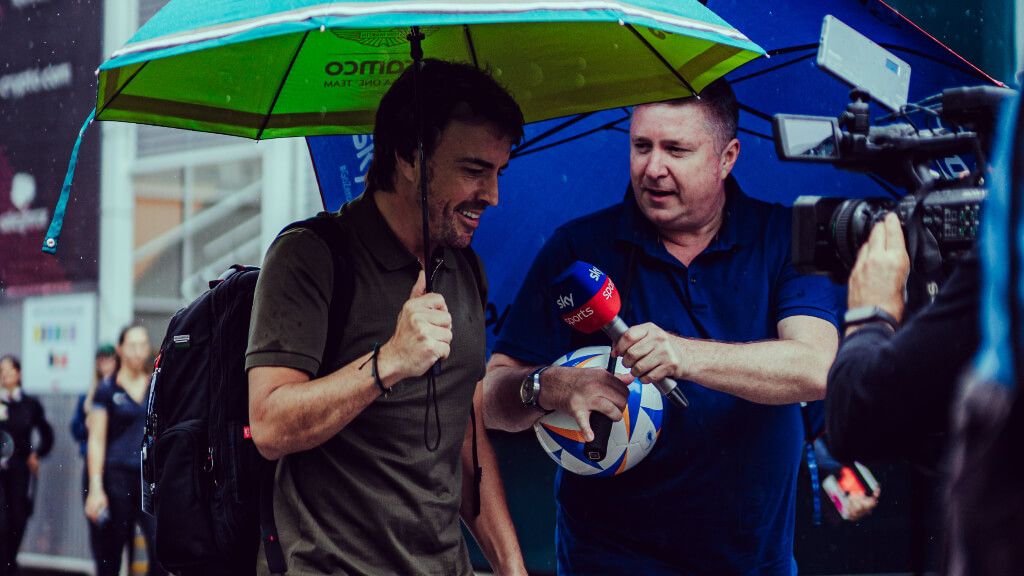  Fernando Alonso, llegando al Gran Premio de España.