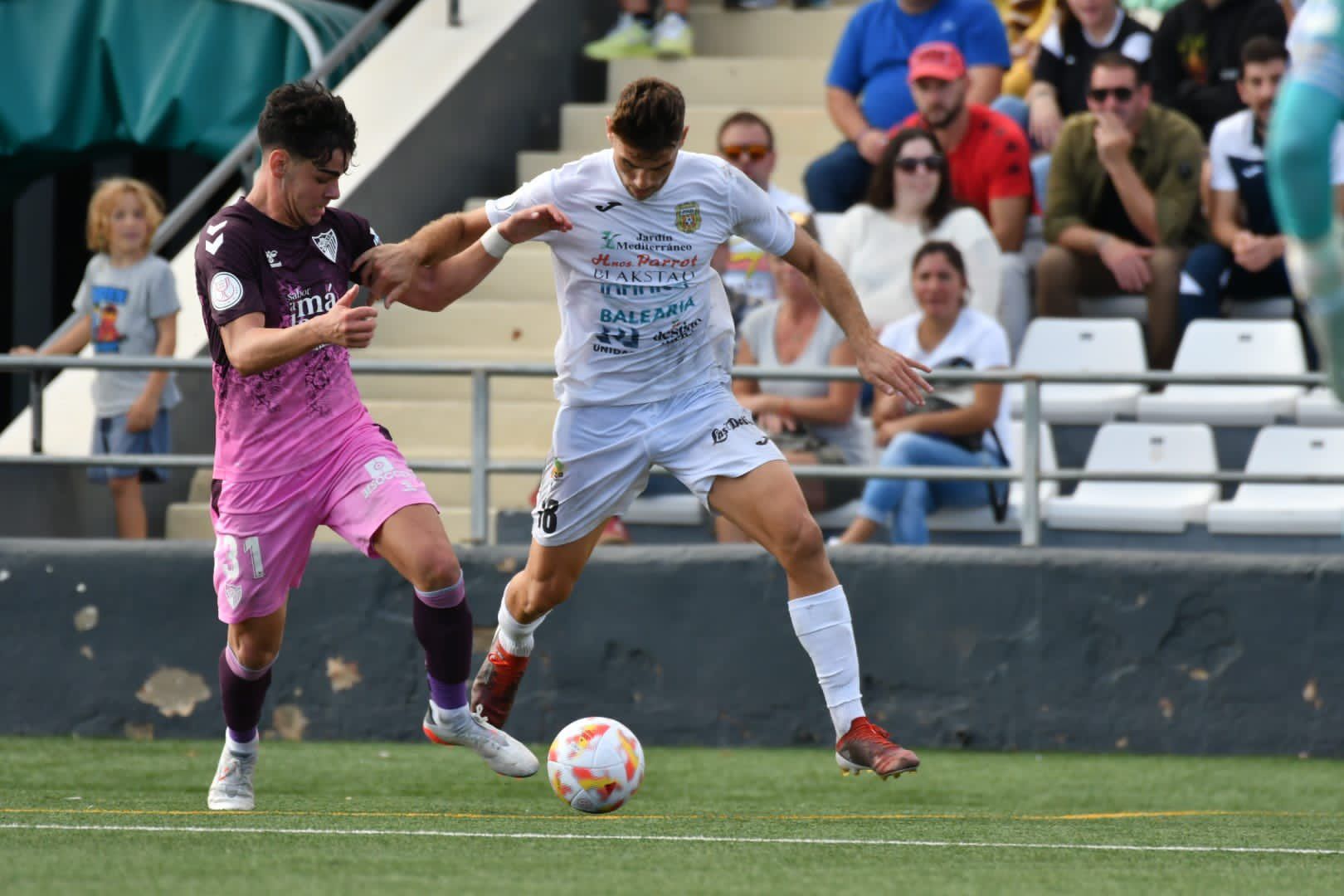  Andrés Caro defiende con el Málaga en Copa del Rey.