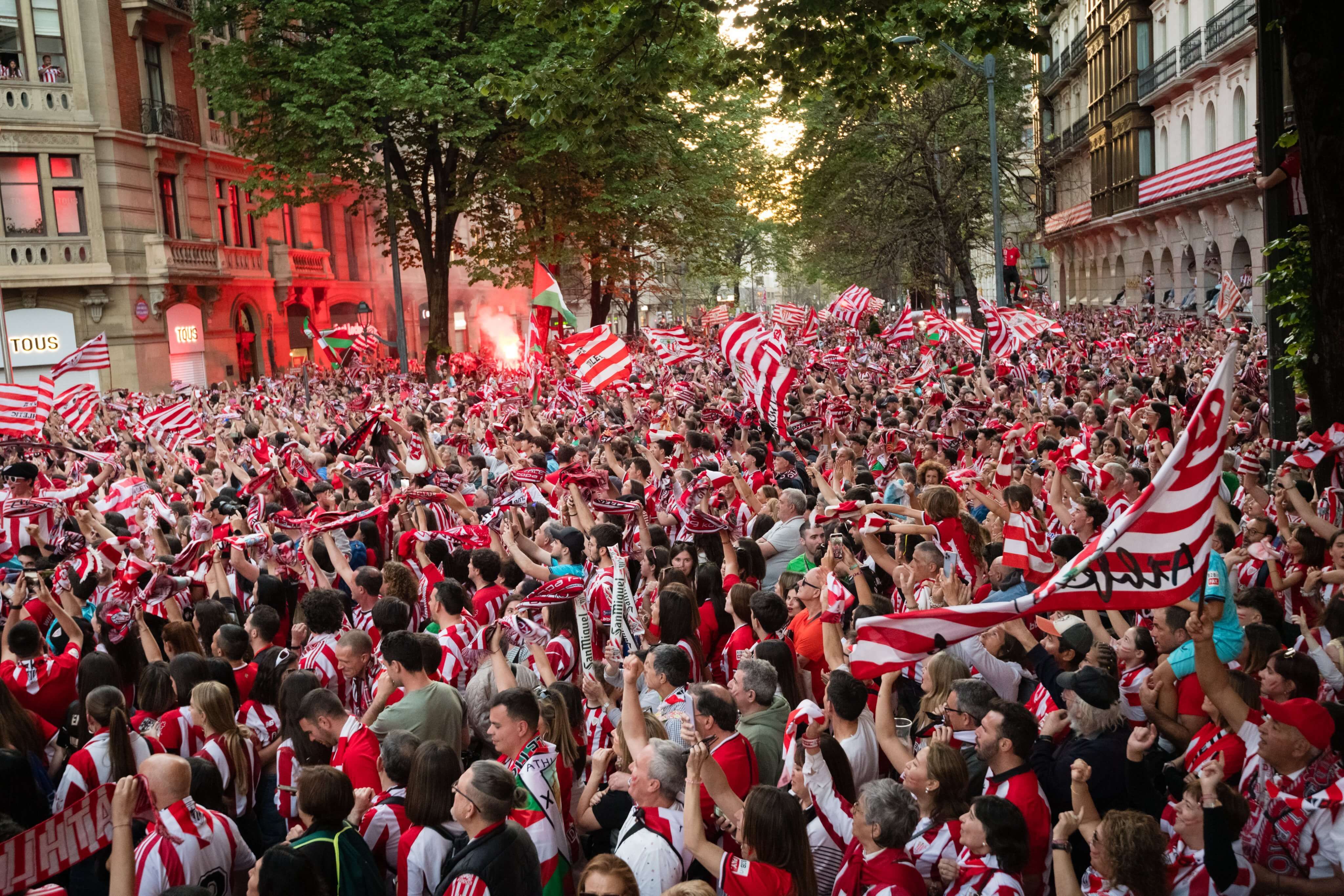  La afición zurigorri inunda la Gran Vía de Bilbao tras ganar la 25ª Copa.