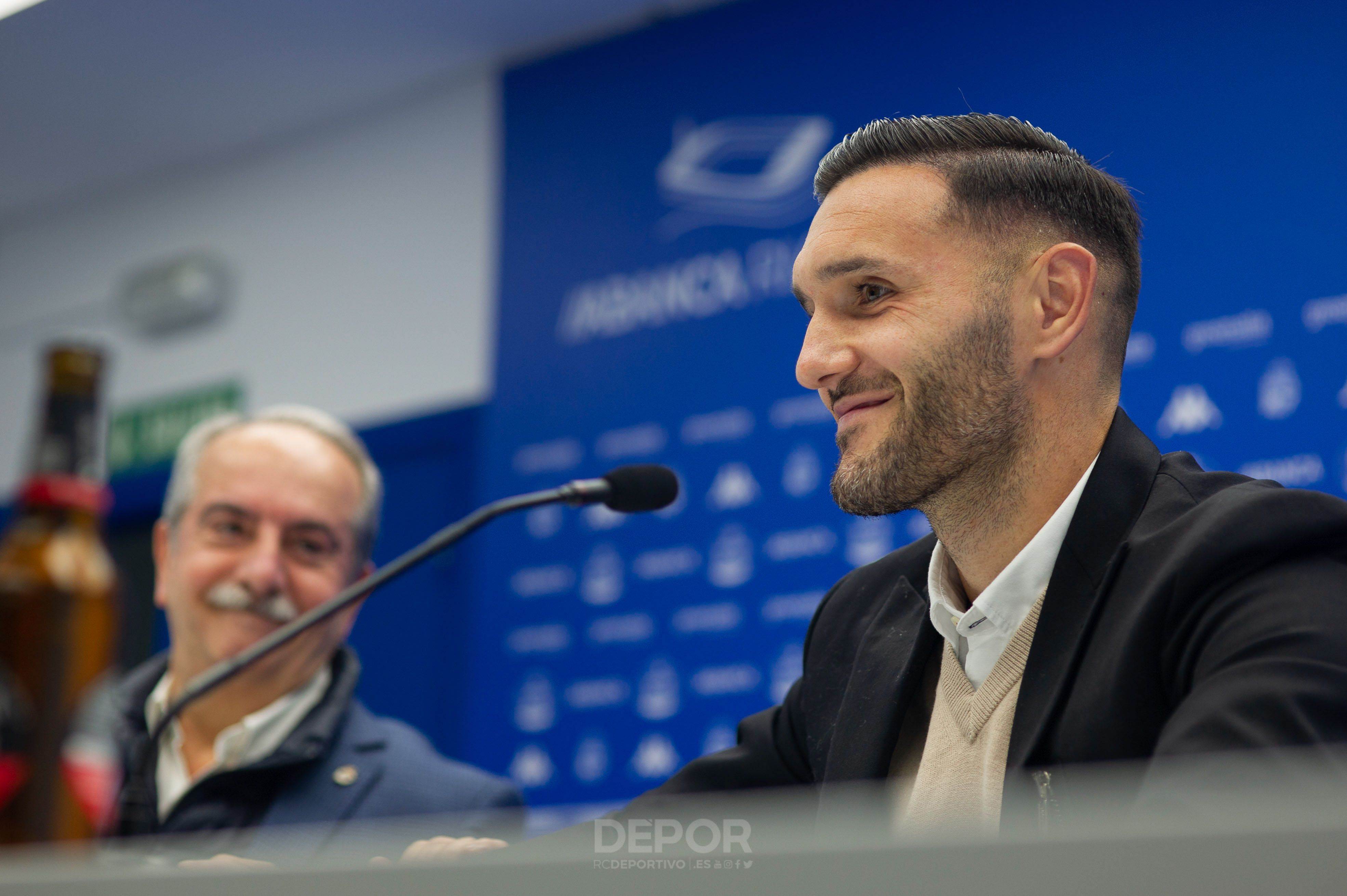Lucas Pérez, en la rueda de prensa de su presentación con el Deportivo