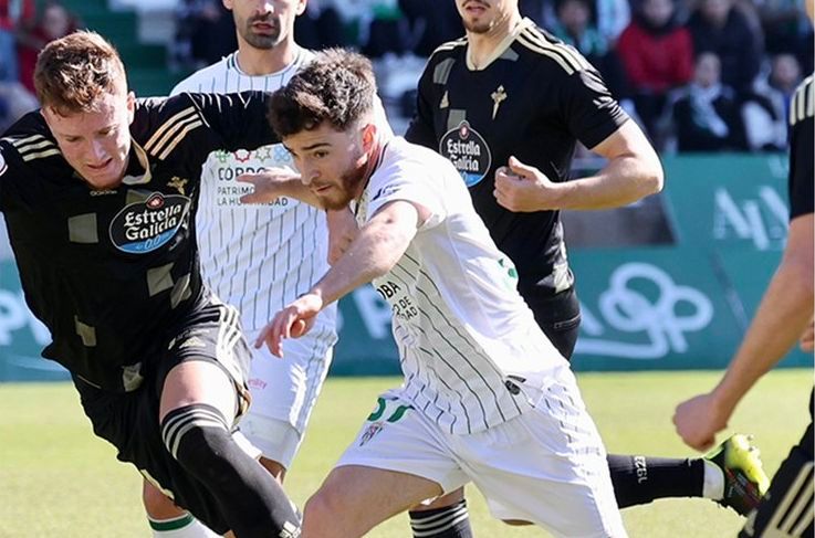  Javi Domínguez tapando a un rival.