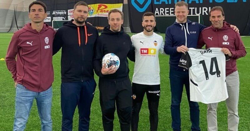 Foto: de izq a dcha (Jordi Sorlí, dos fisios de la clínica de Lasse Lempainen, Lasse Lempainen y