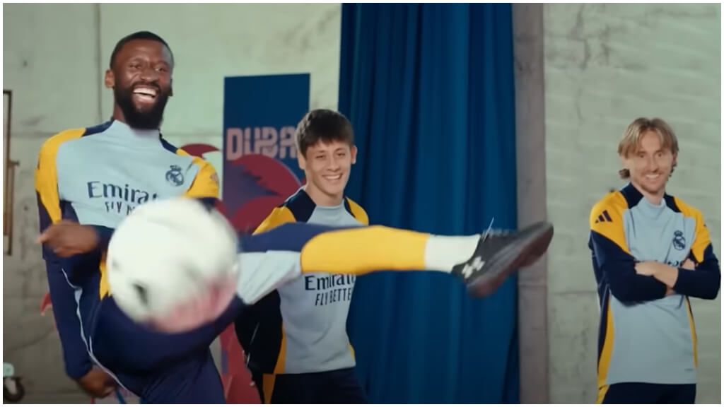 Antonio Rüdiger golpeando una cámara. (Fuente: Youtube Real Madrid)