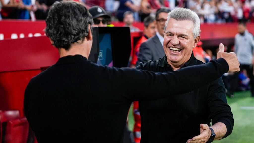 Javier Aguirre saludando a Quique Sánchez Flores (Cordon Press)