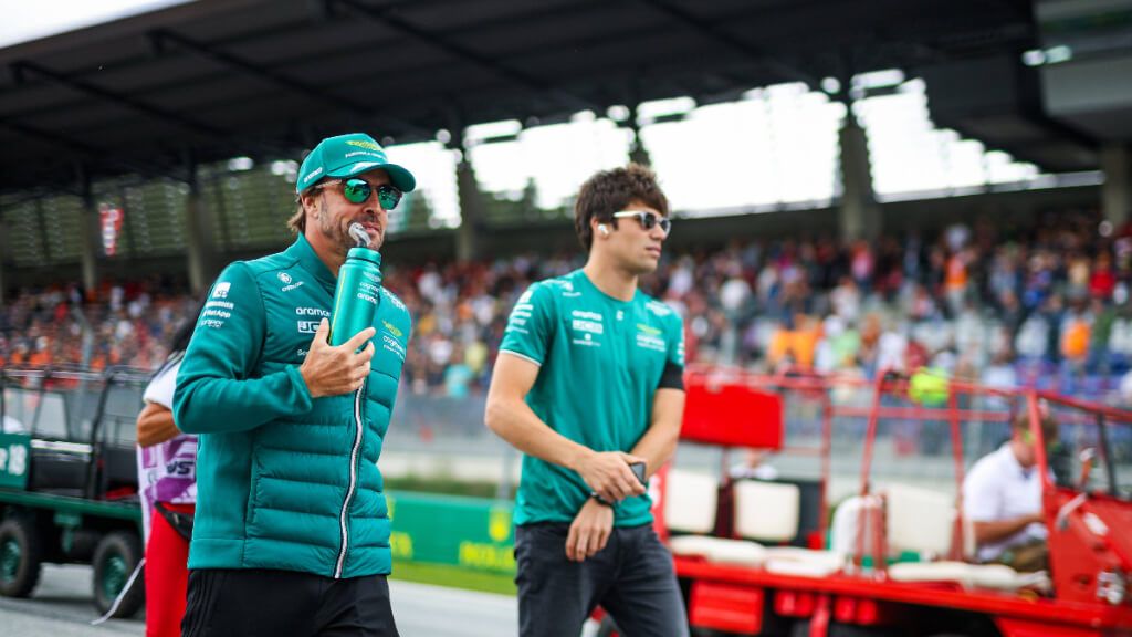 Lance Stroll y Fernando Alonso, con los colores de Aston Martin.