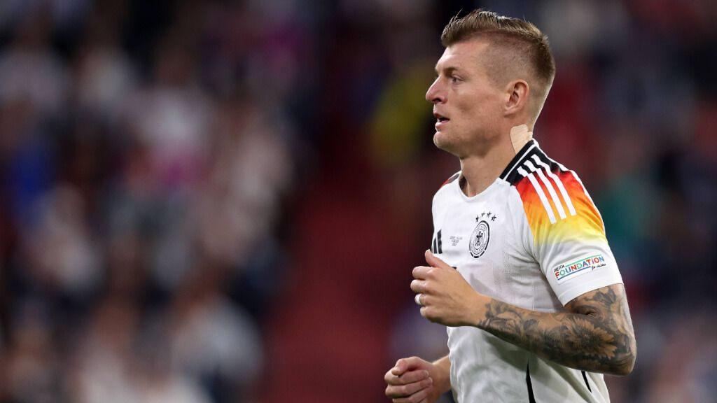  Toni Kroos con la cinta kinesiológica en el debut de Alemania (Cordon Press)
