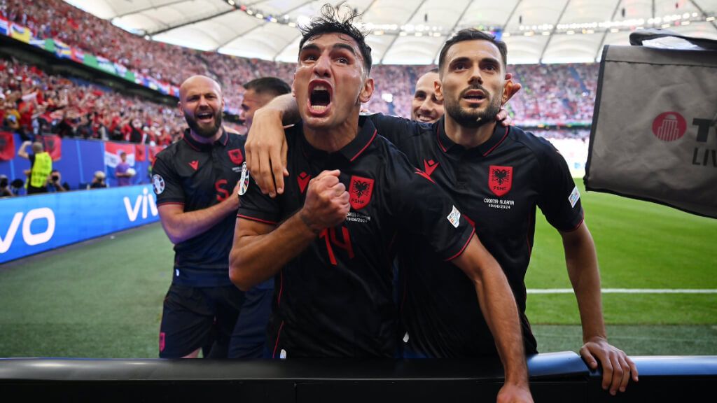 Qazim Laçi celebra el primer gol de Albania
