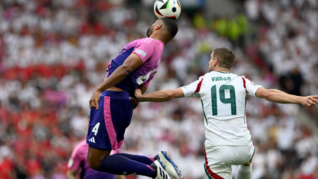 Varga salta con Jonathan Tah por el balón en el Alemania-Hungría en la Eurocopa 2024 (foto: Cordo